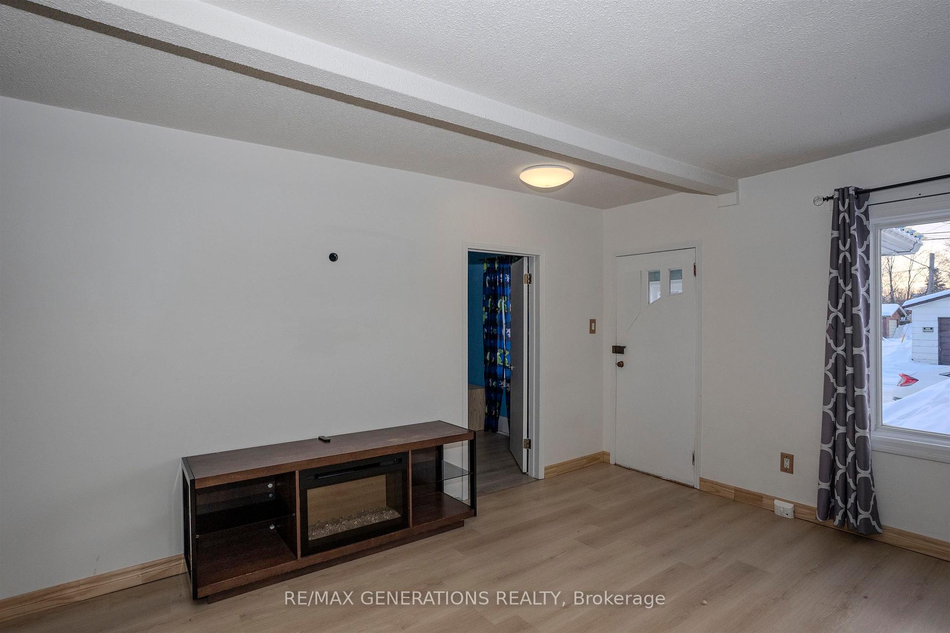 Photo 5 of 1311 Donald Street E, Thunder Bay, McKeller Park — HOMEH