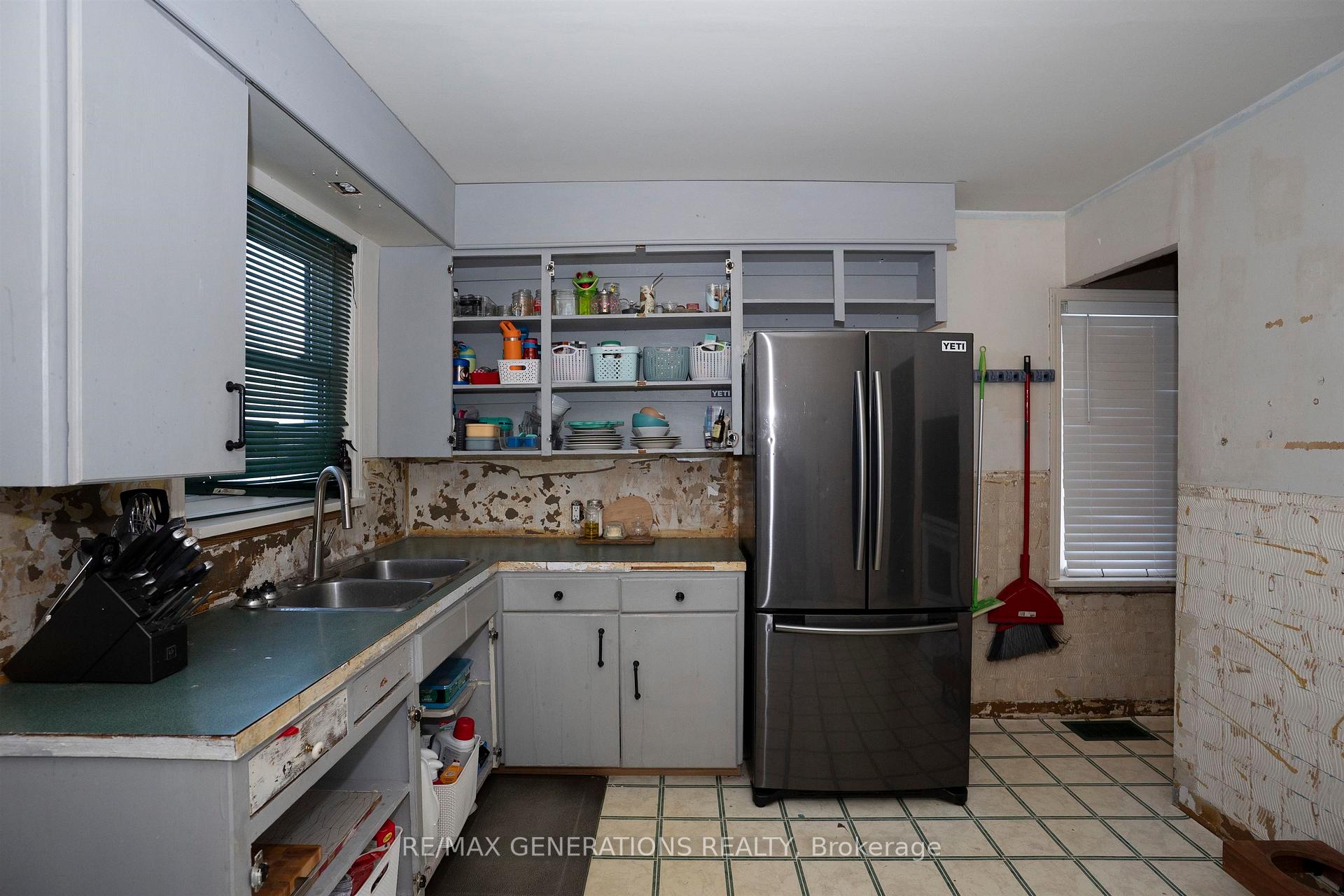 Photo 7 of 1311 Donald Street E, Thunder Bay, McKeller Park — HOMEH