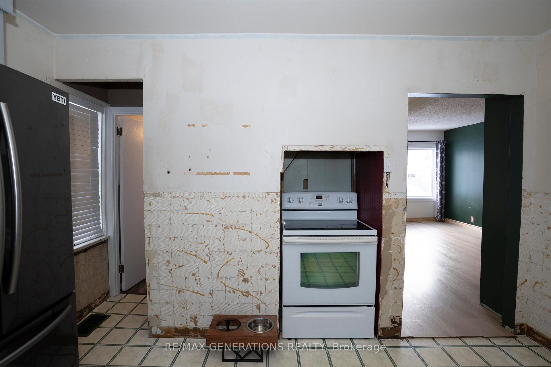 Photo 8 of 1311 Donald Street E, Thunder Bay, McKeller Park — HOMEH