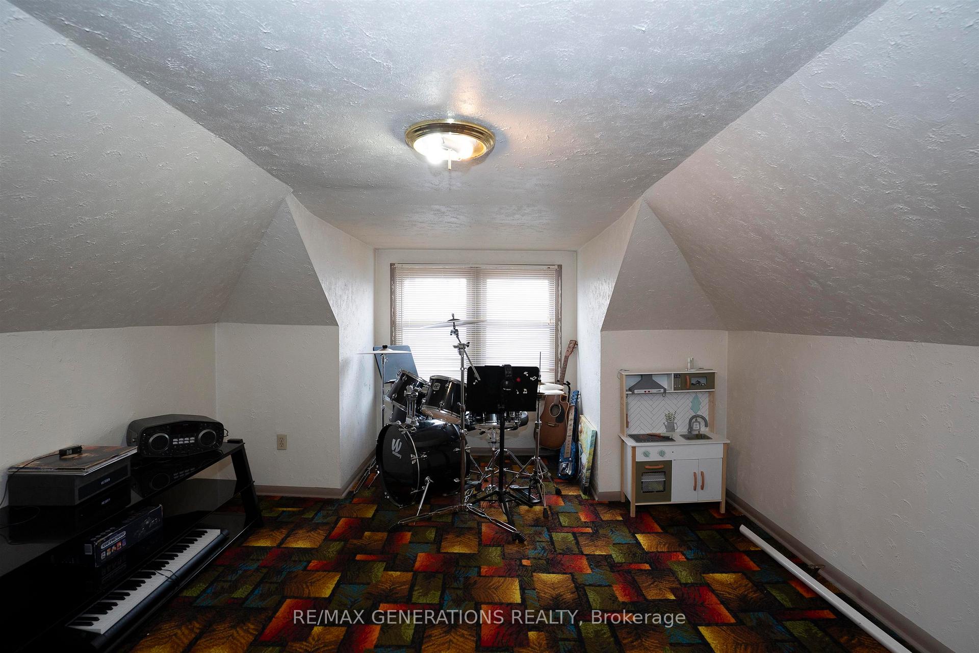 Photo 18 of 1311 Donald Street E, Thunder Bay, McKeller Park — HOMEH