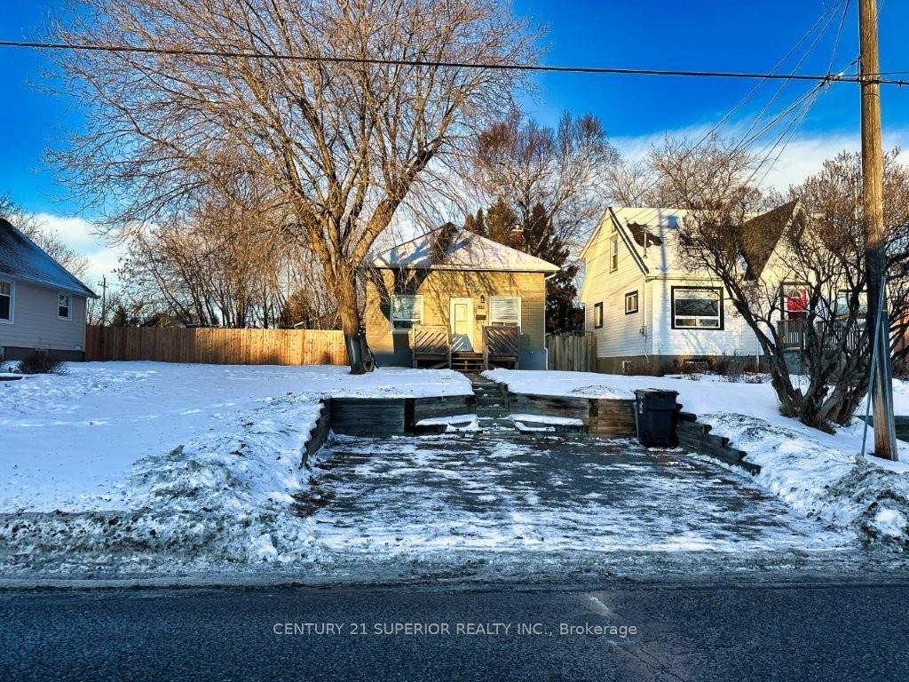 Photo 2 of 130 Pine Street, Thunder Bay, College Heights — HOMEH