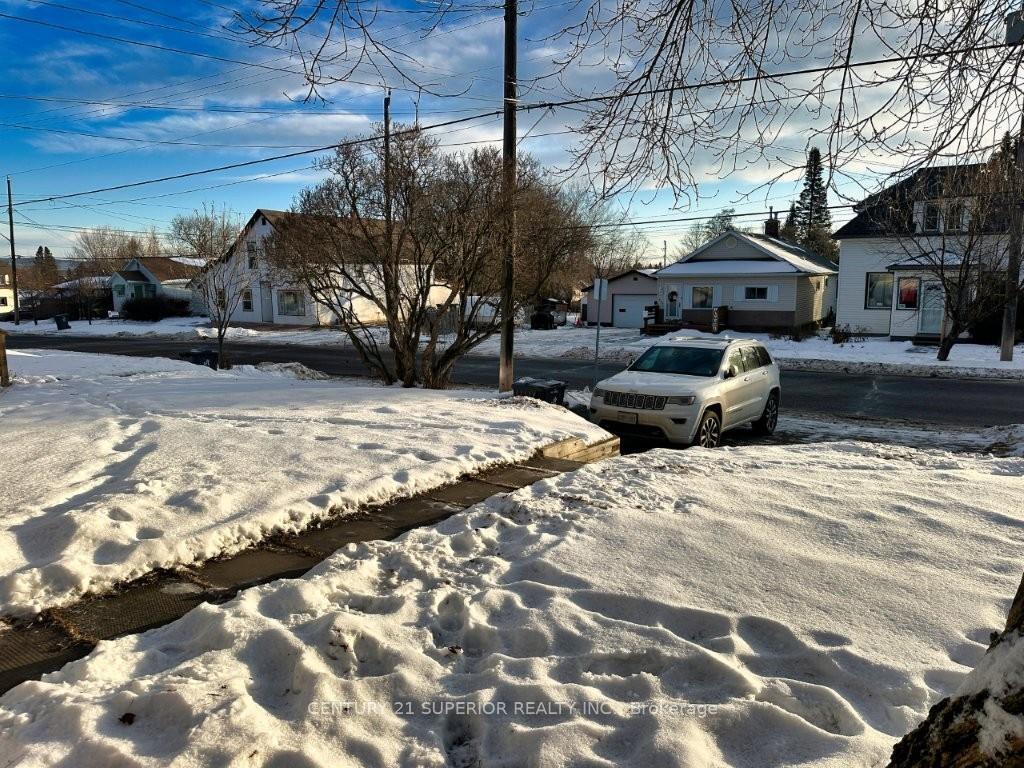 Photo 3 of 130 Pine Street, Thunder Bay, College Heights — HOMEH