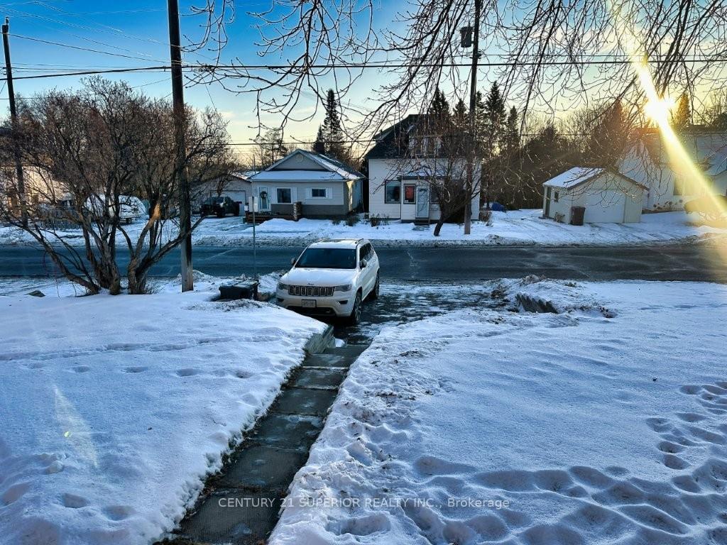 Photo 4 of 130 Pine Street, Thunder Bay, College Heights — HOMEH