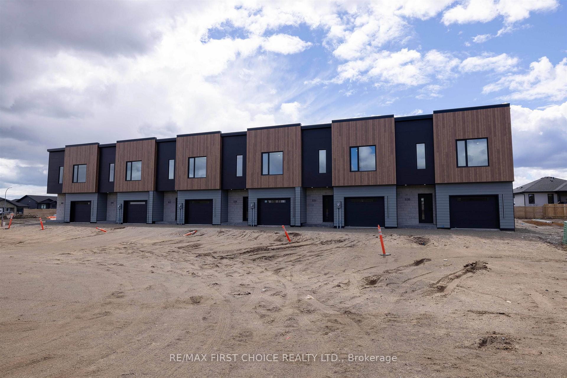 Photo 2 of 828-838 Weiler Boulevard, Thunder Bay, Parkdale — HOMEH