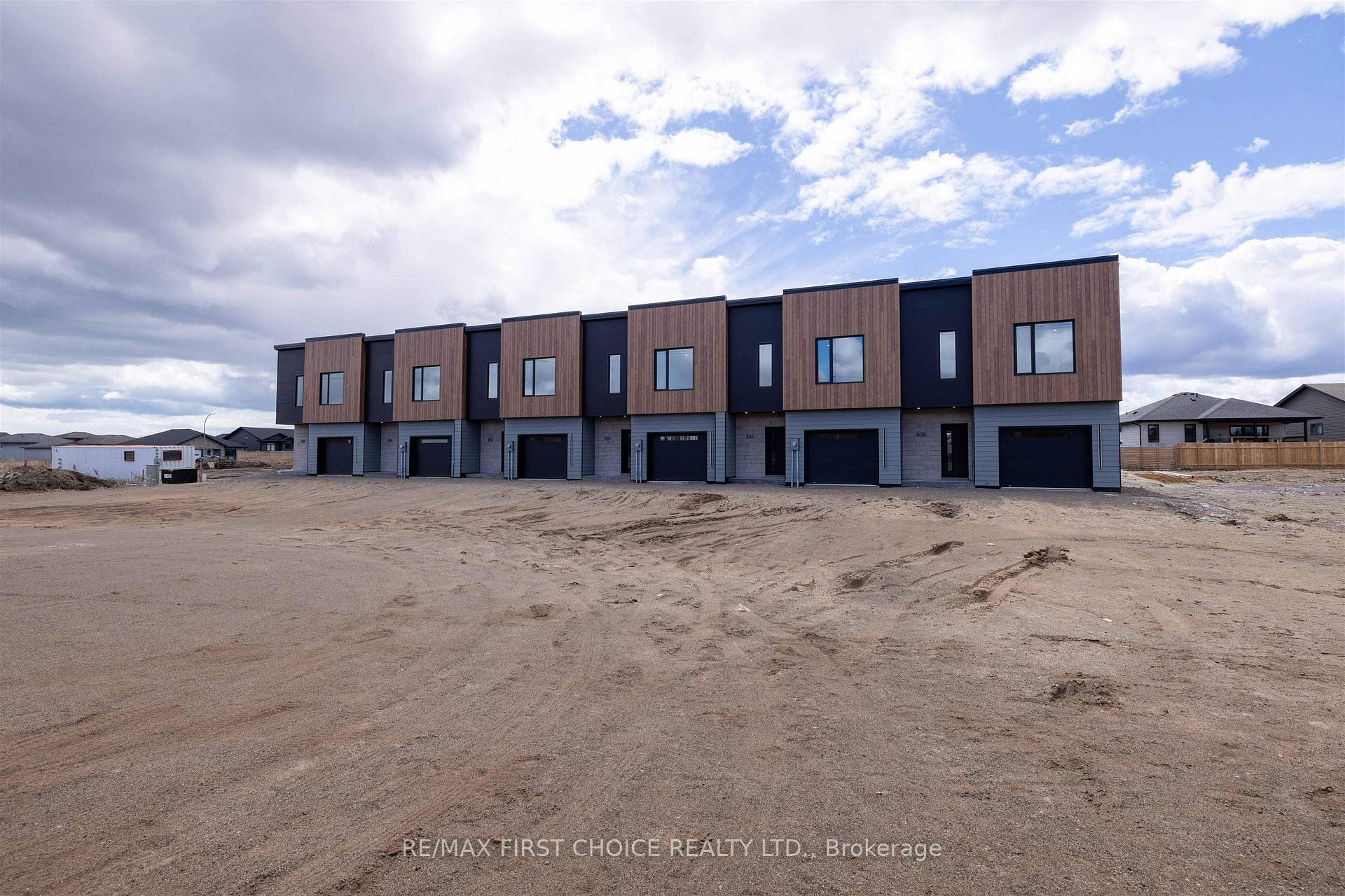 Photo 3 of 828-838 Weiler Boulevard, Thunder Bay, Parkdale — HOMEH