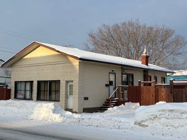 Front of 136 Court Street S