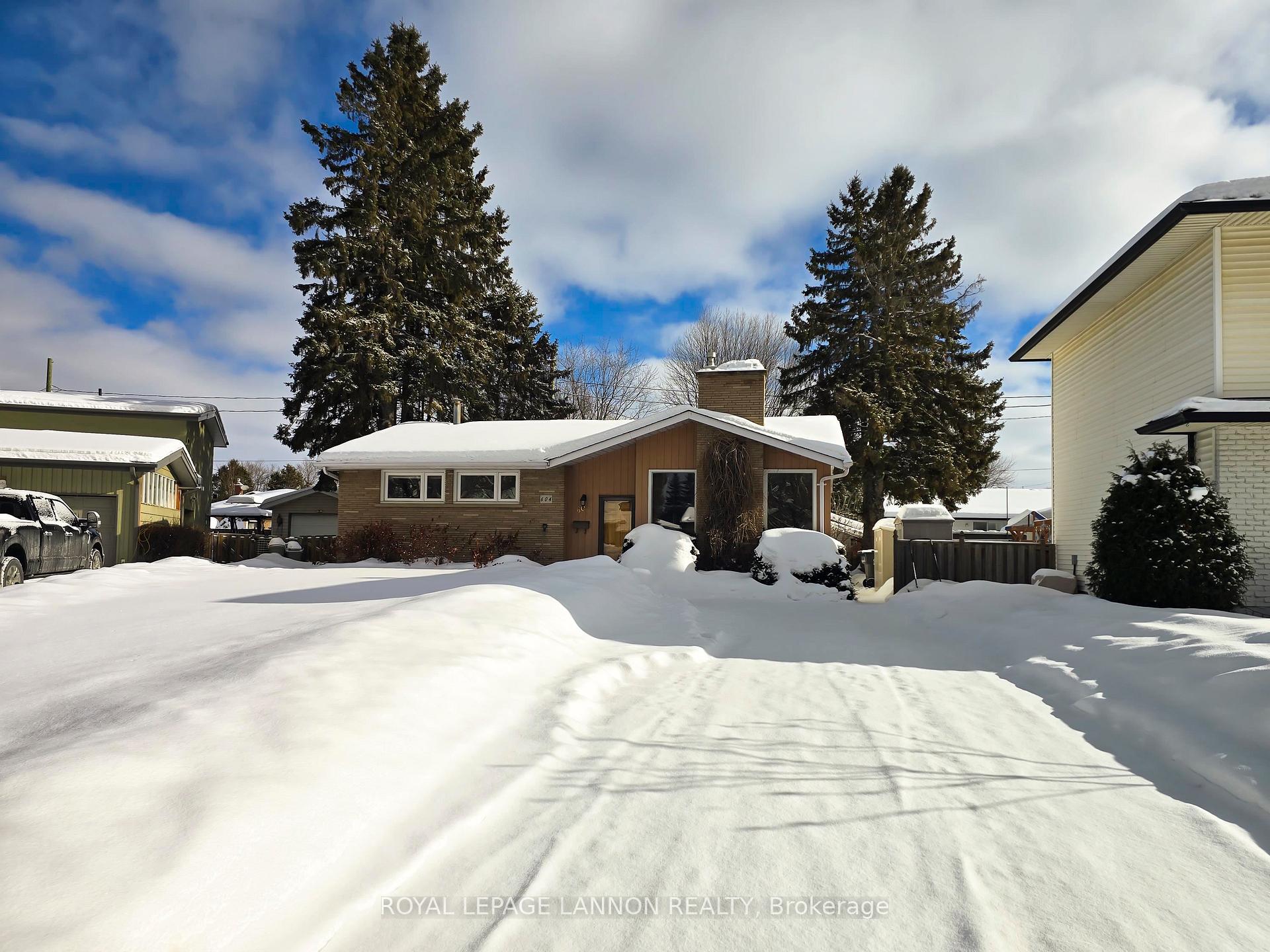 Photo 2 of 604 Ashdale Place, Thunder Bay, Edgewater Park — HOMEH