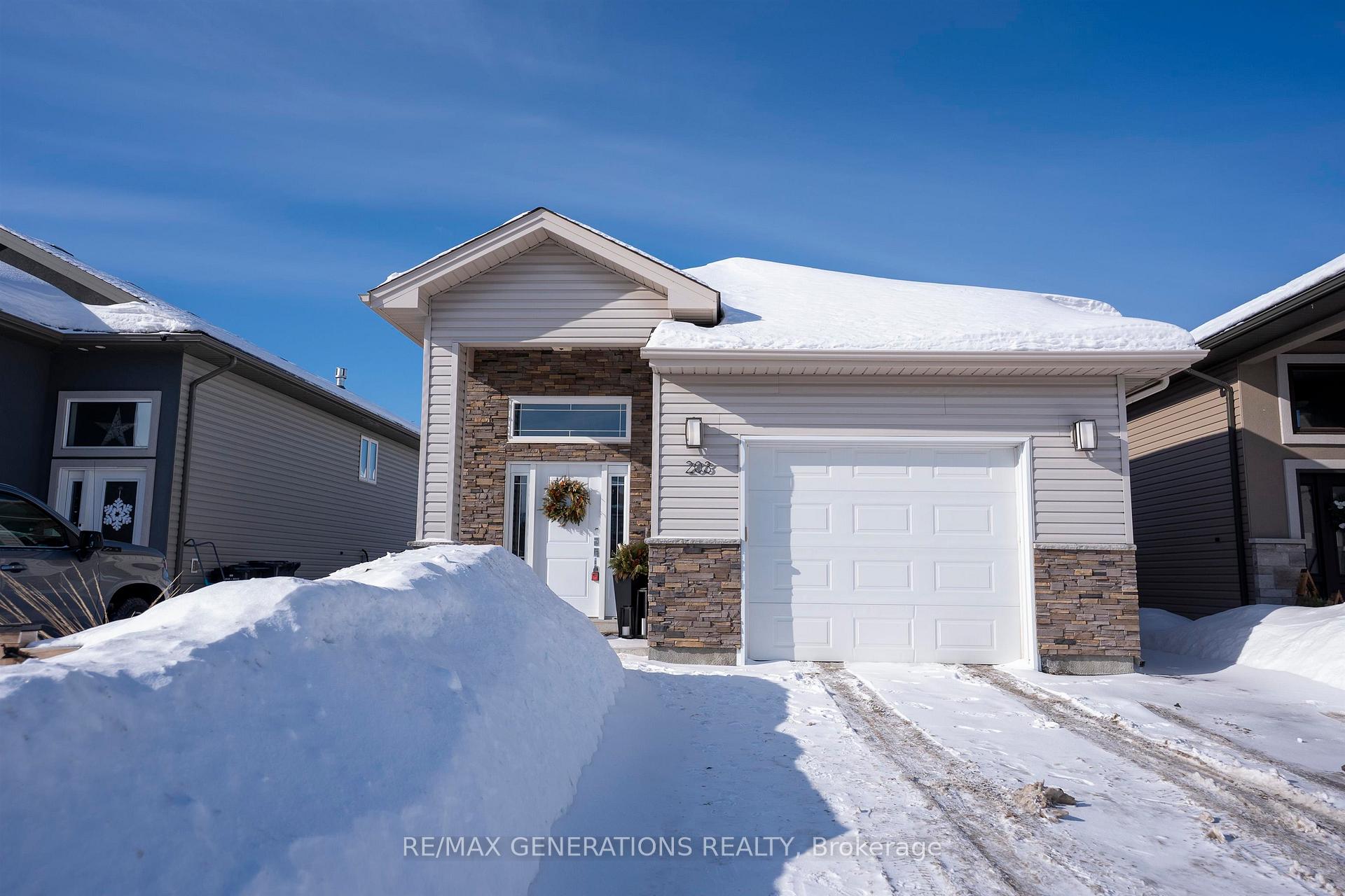 Photo 1 of 203 Cougar Crescent, Thunder Bay, Parkdale — HOMEH