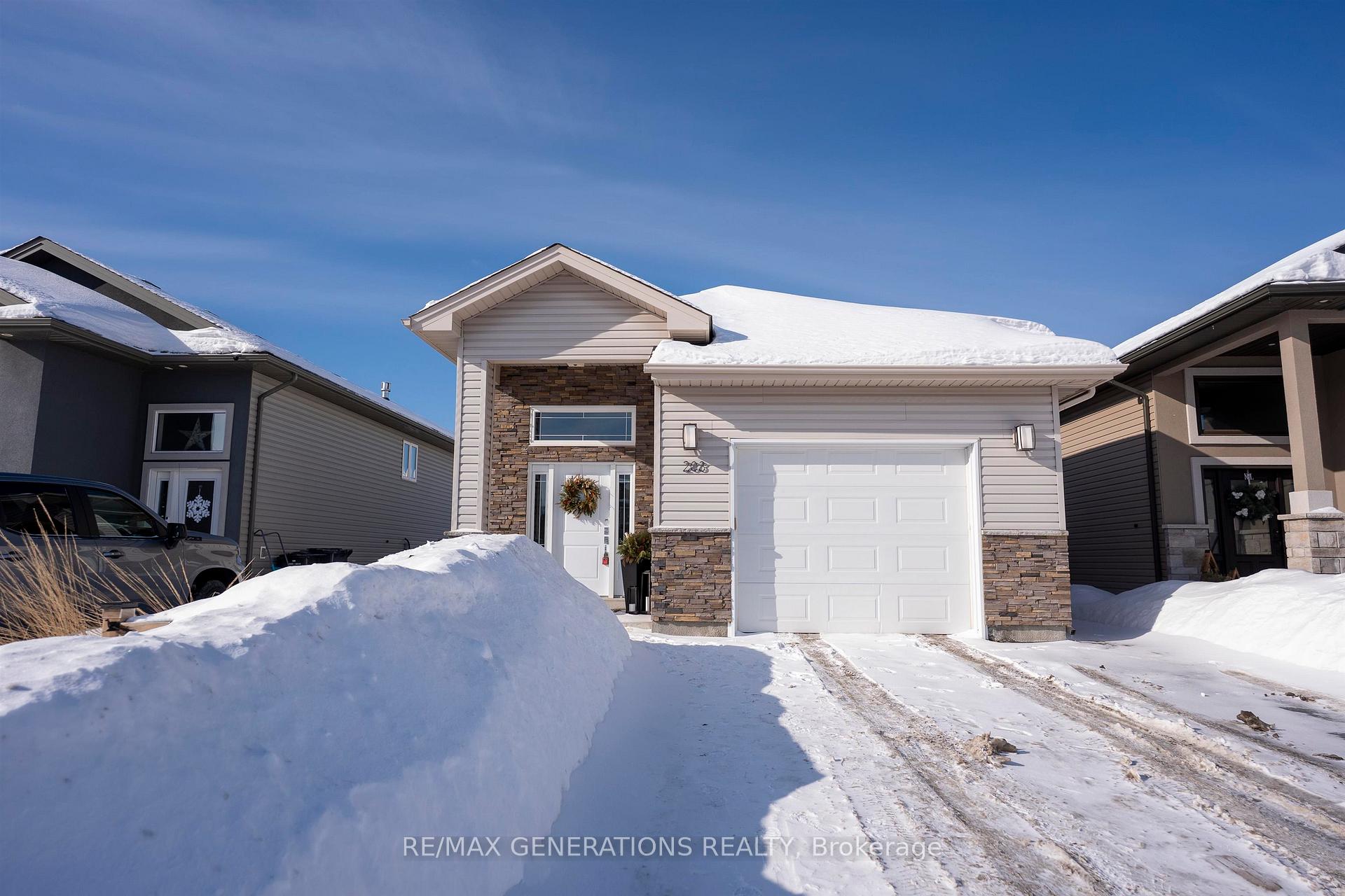 Photo 2 of 203 Cougar Crescent, Thunder Bay, Parkdale — HOMEH