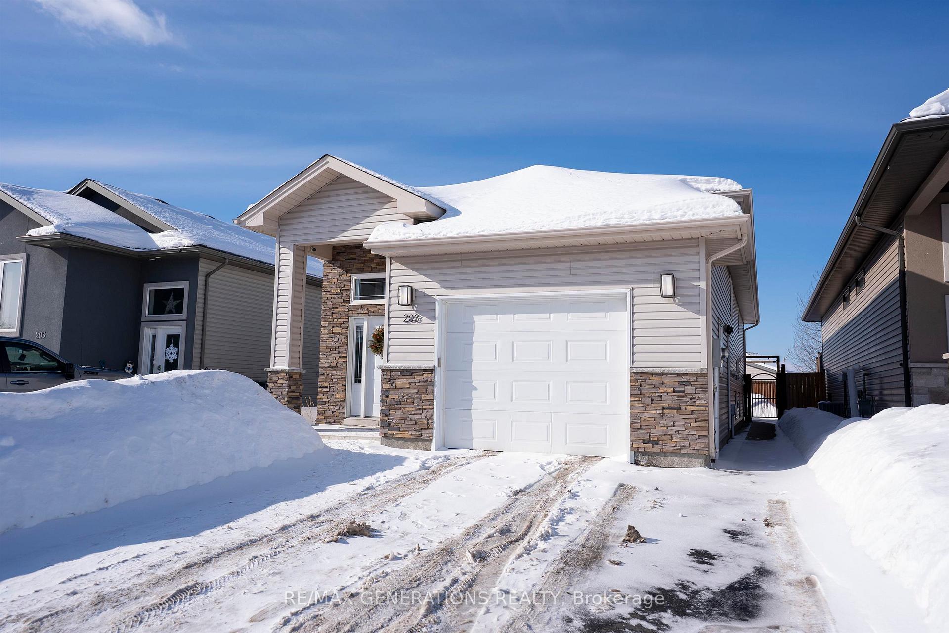 Photo 3 of 203 Cougar Crescent, Thunder Bay, Parkdale — HOMEH
