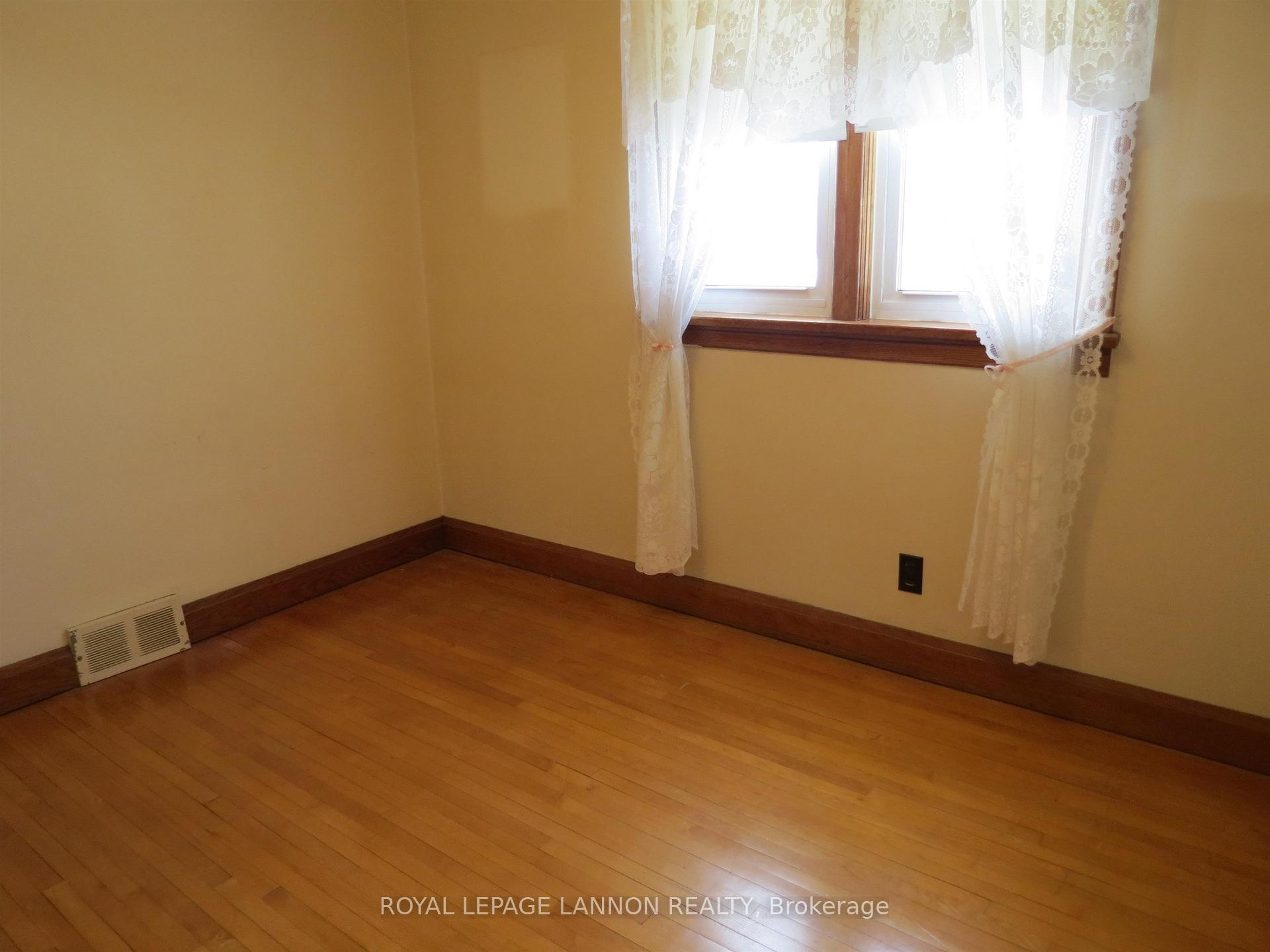 Photo 16 of 836 Simpson Street, Thunder Bay, East End — HOMEH