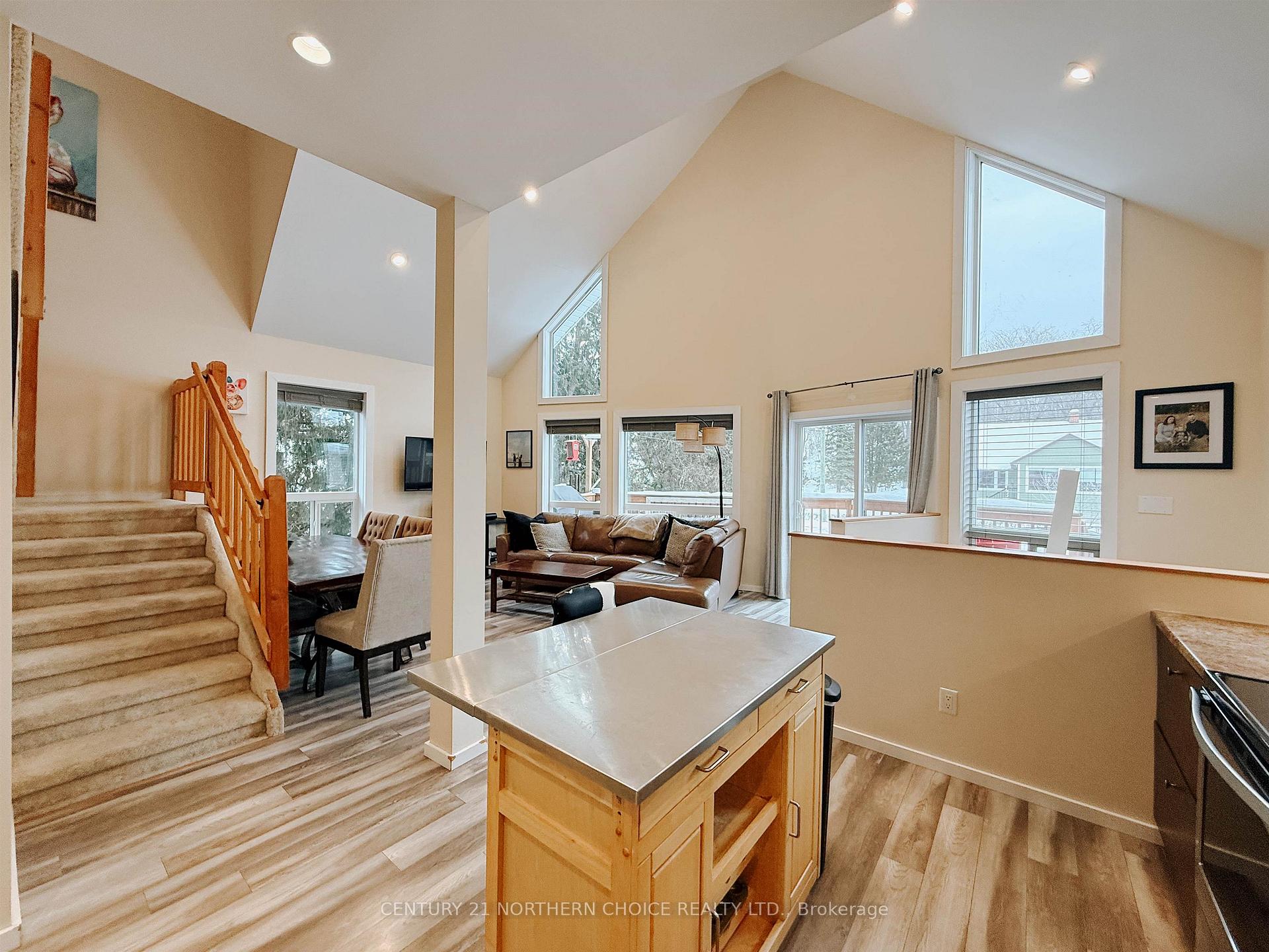 Photo 3 of 408 Bay Street, Kenora, Keewatin — HOMEH