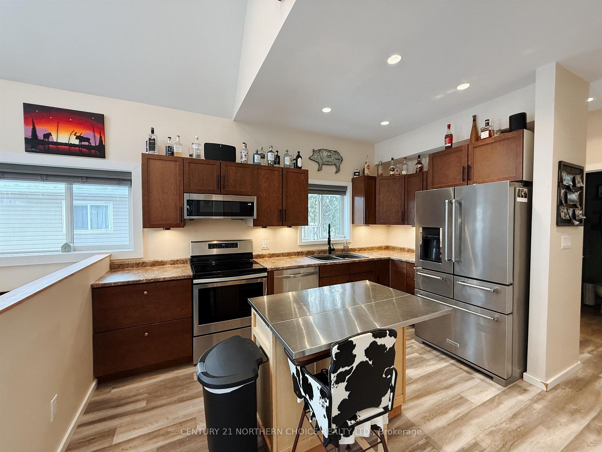 Photo 4 of 408 Bay Street, Kenora, Keewatin — HOMEH