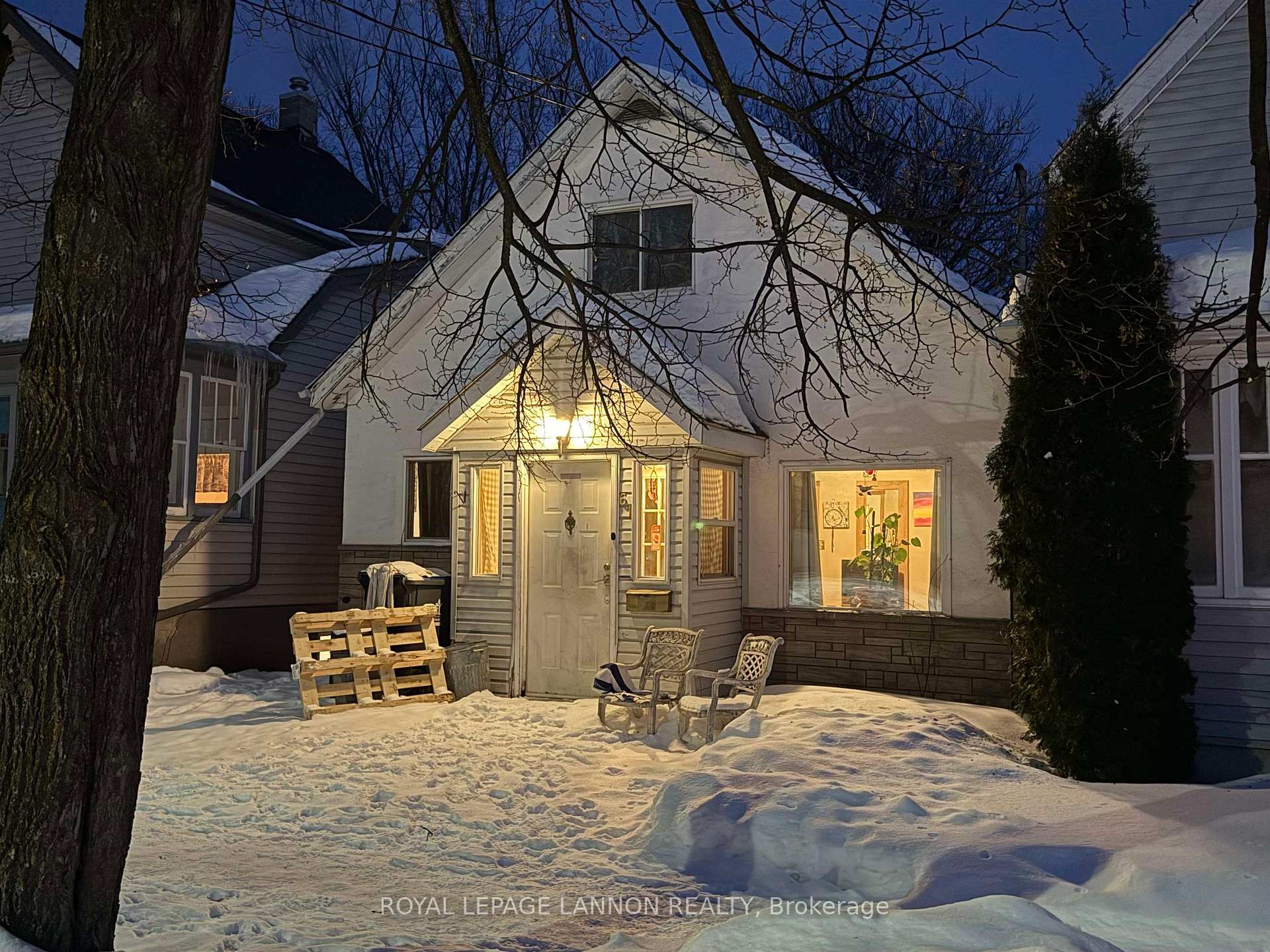 Photo 3 of 61 Ontario Street, Thunder Bay, Court / Cumberland — HOMEH