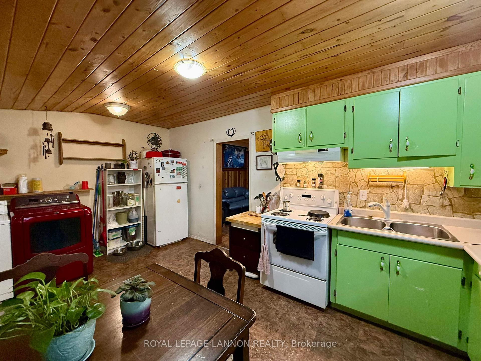 Photo 4 of 61 Ontario Street, Thunder Bay, Court / Cumberland — HOMEH