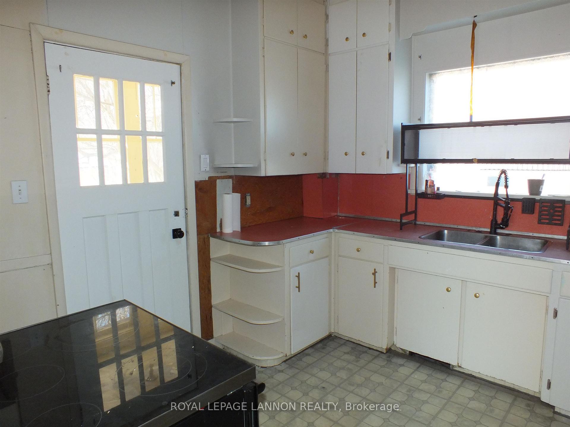 Photo 10 of 611 Vickers Street N, Thunder Bay, McKeller Park — HOMEH