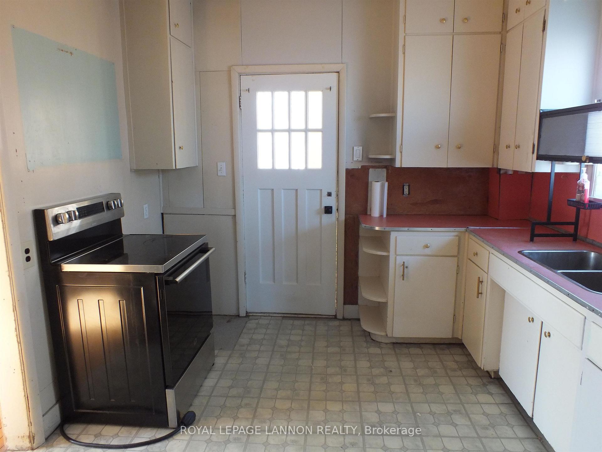 Photo 12 of 611 Vickers Street N, Thunder Bay, McKeller Park — HOMEH