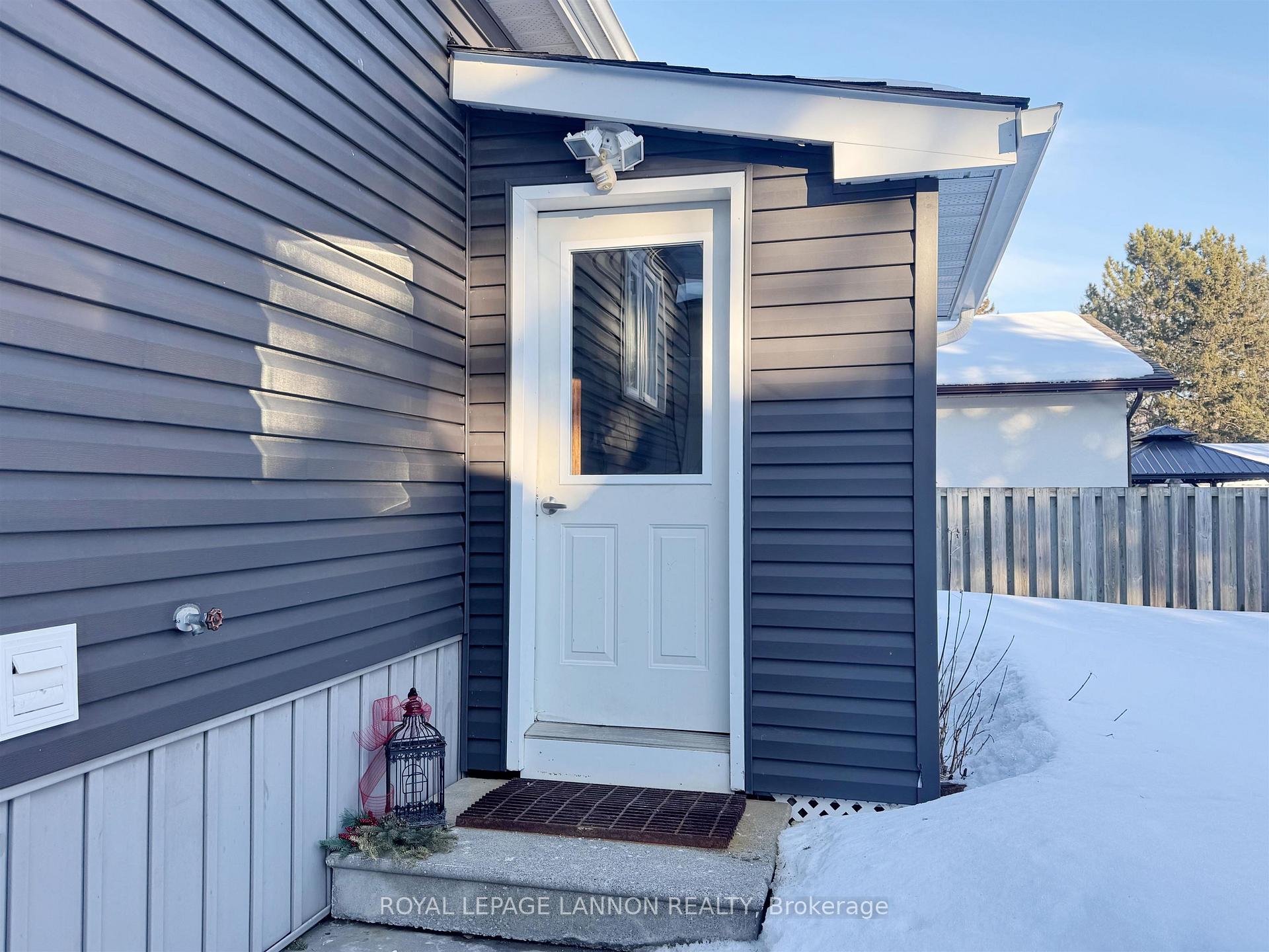 Photo 5 of 325 Rona Street, Thunder Bay, Current River — HOMEH
