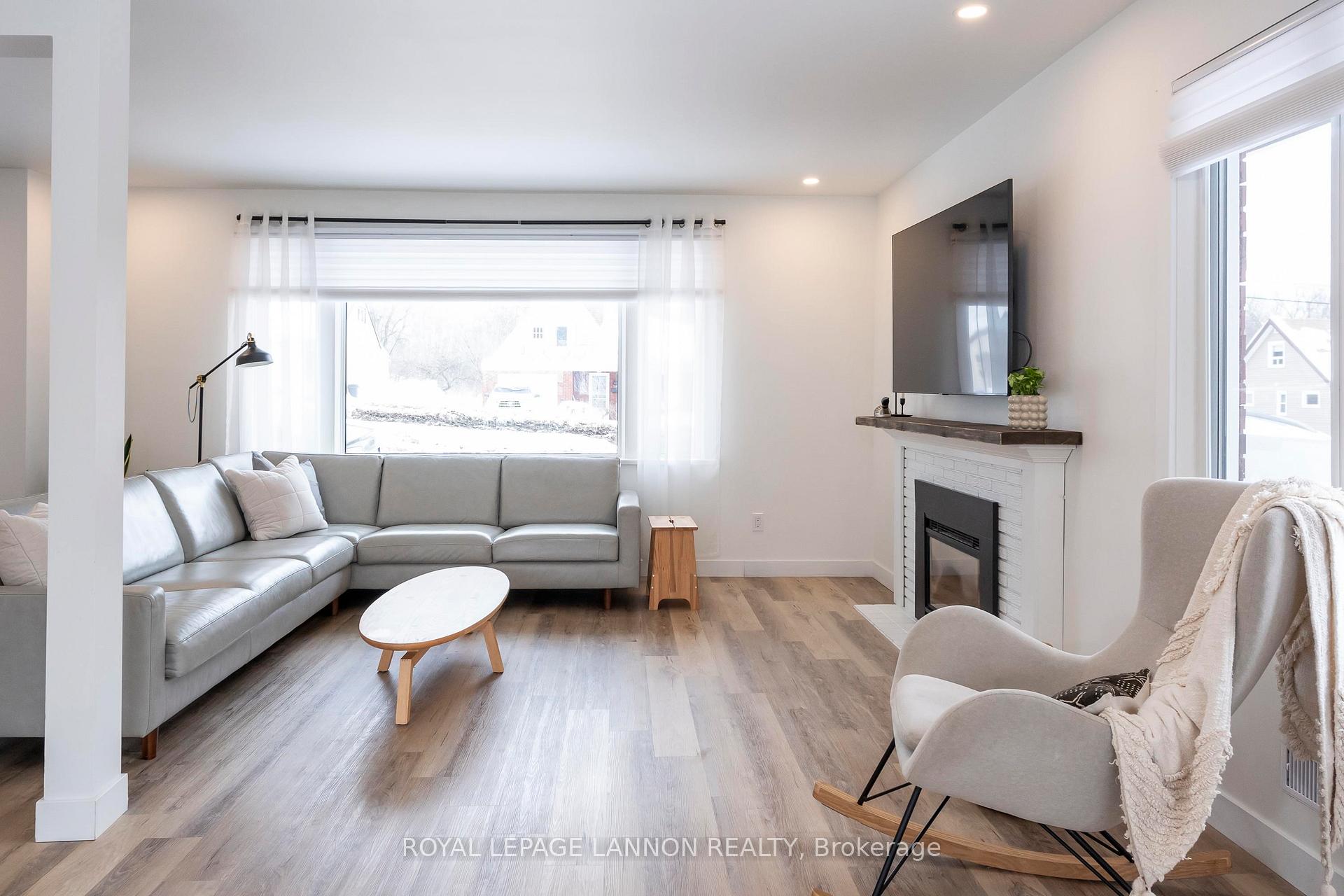 Photo 3 of 381 River Street, Thunder Bay, College Heights — HOMEH