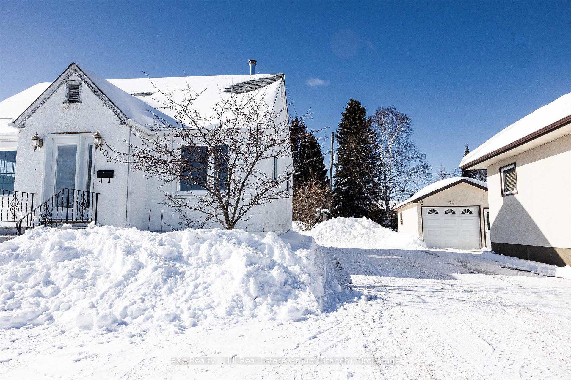 Photo 2 of 202 Pine Street, Thunder Bay, College Heights — HOMEH