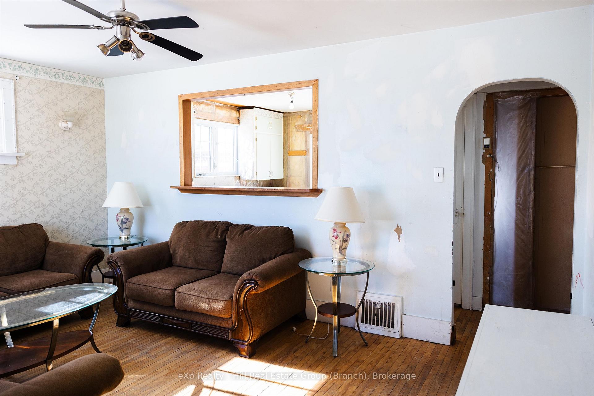 Photo 3 of 202 Pine Street, Thunder Bay, College Heights — HOMEH