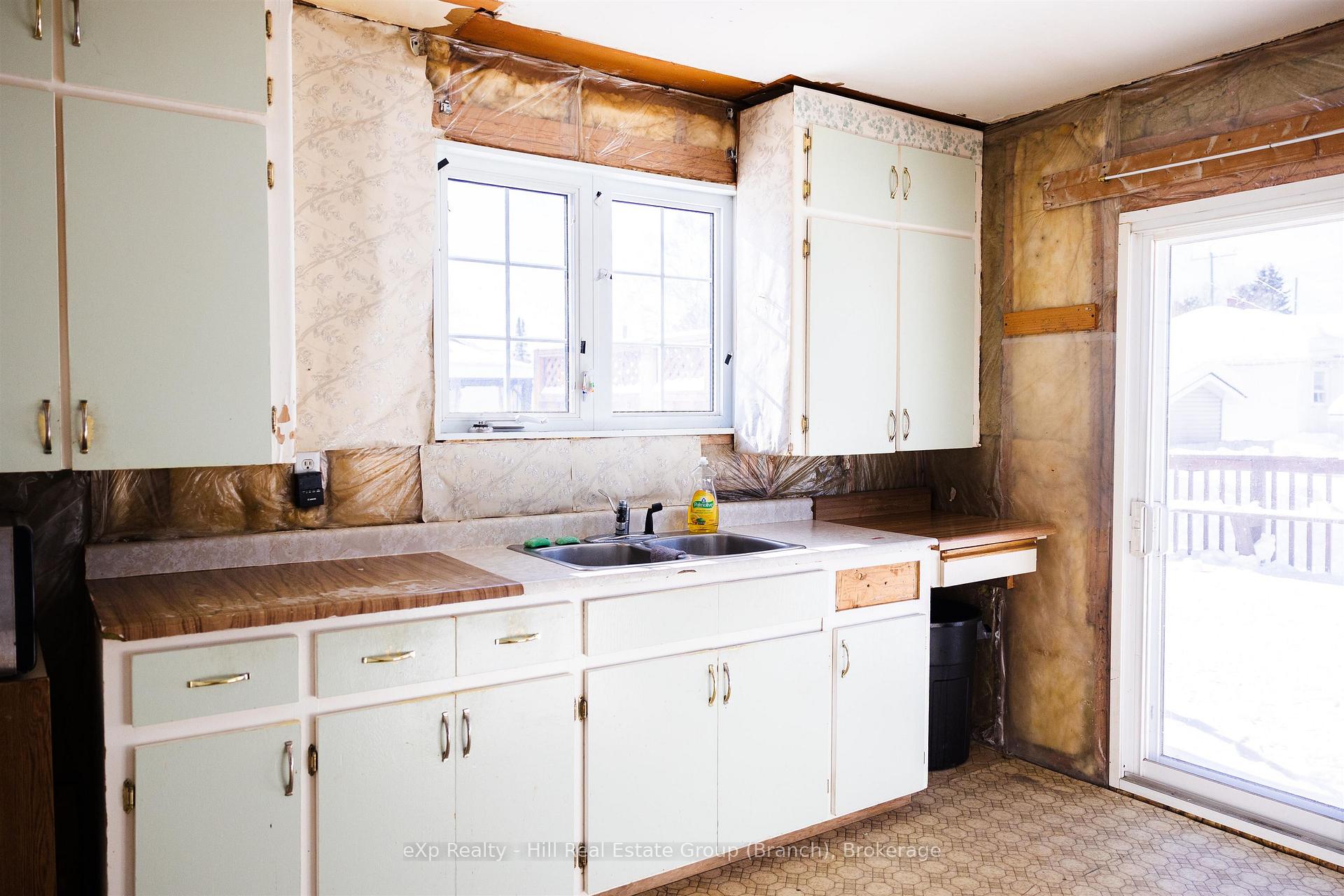 Photo 7 of 202 Pine Street, Thunder Bay, College Heights — HOMEH