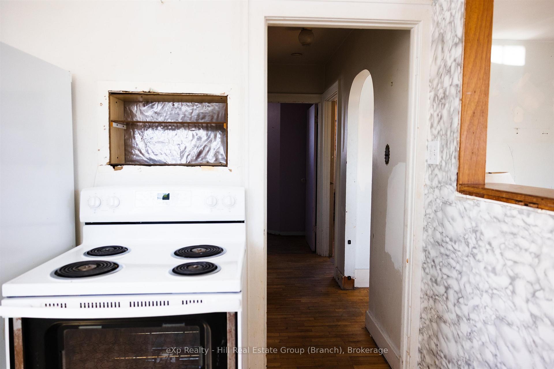 Photo 8 of 202 Pine Street, Thunder Bay, College Heights — HOMEH