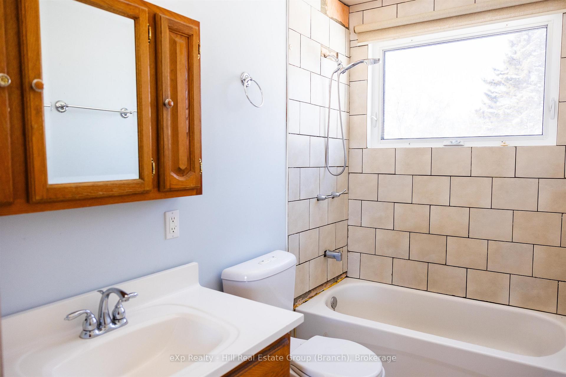 Photo 10 of 202 Pine Street, Thunder Bay, College Heights — HOMEH