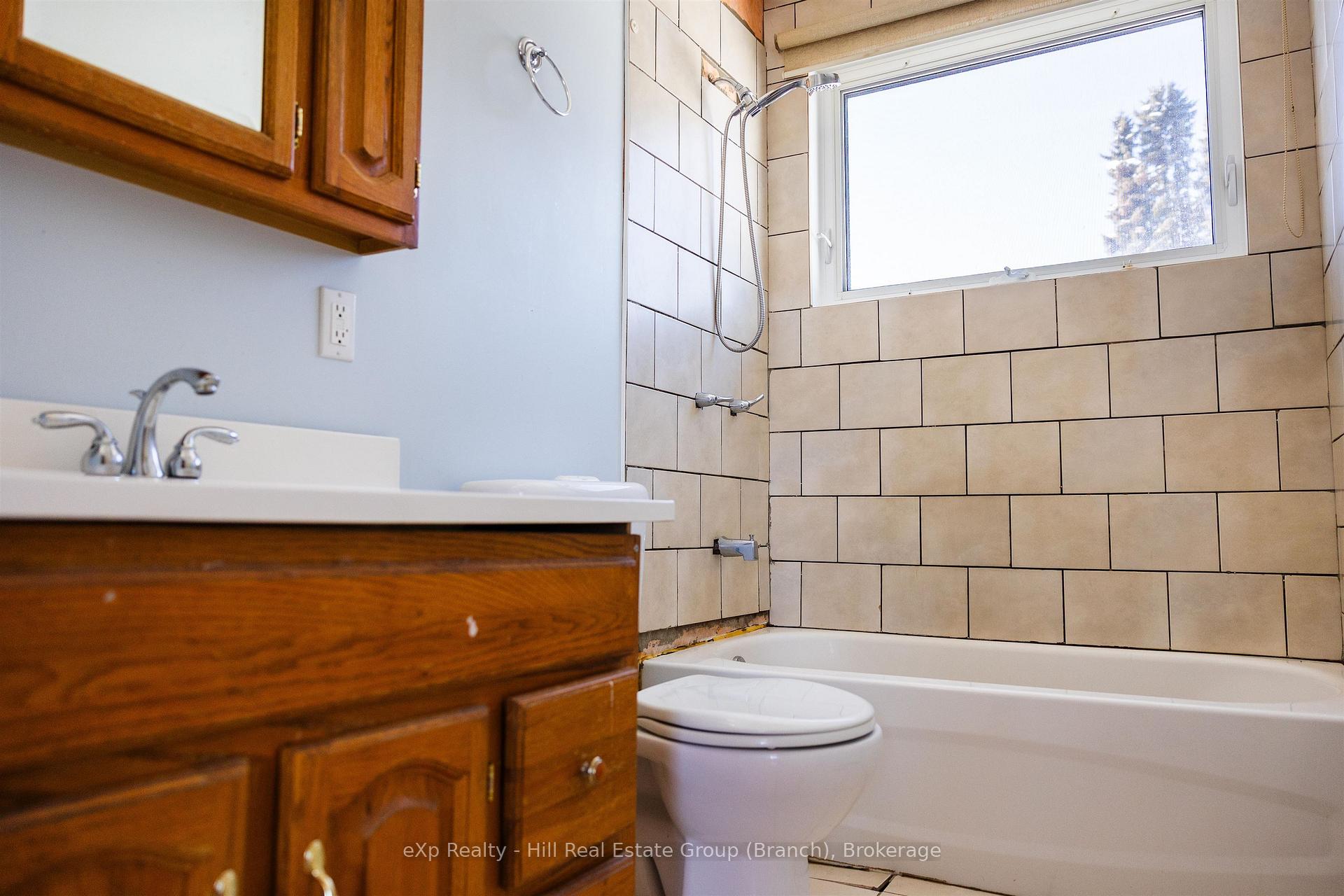 Photo 11 of 202 Pine Street, Thunder Bay, College Heights — HOMEH