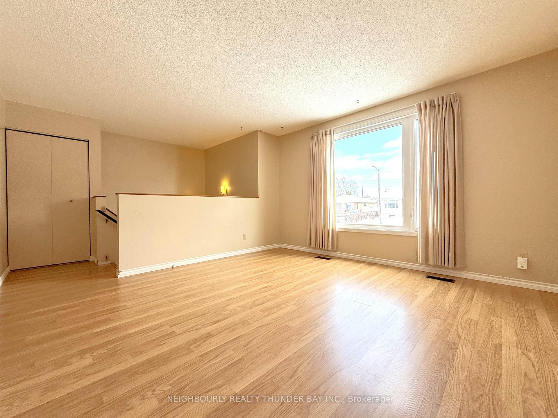 Photo 3 of 431 Simon Fraser Drive, Thunder Bay, Northwood Park — HOMEH