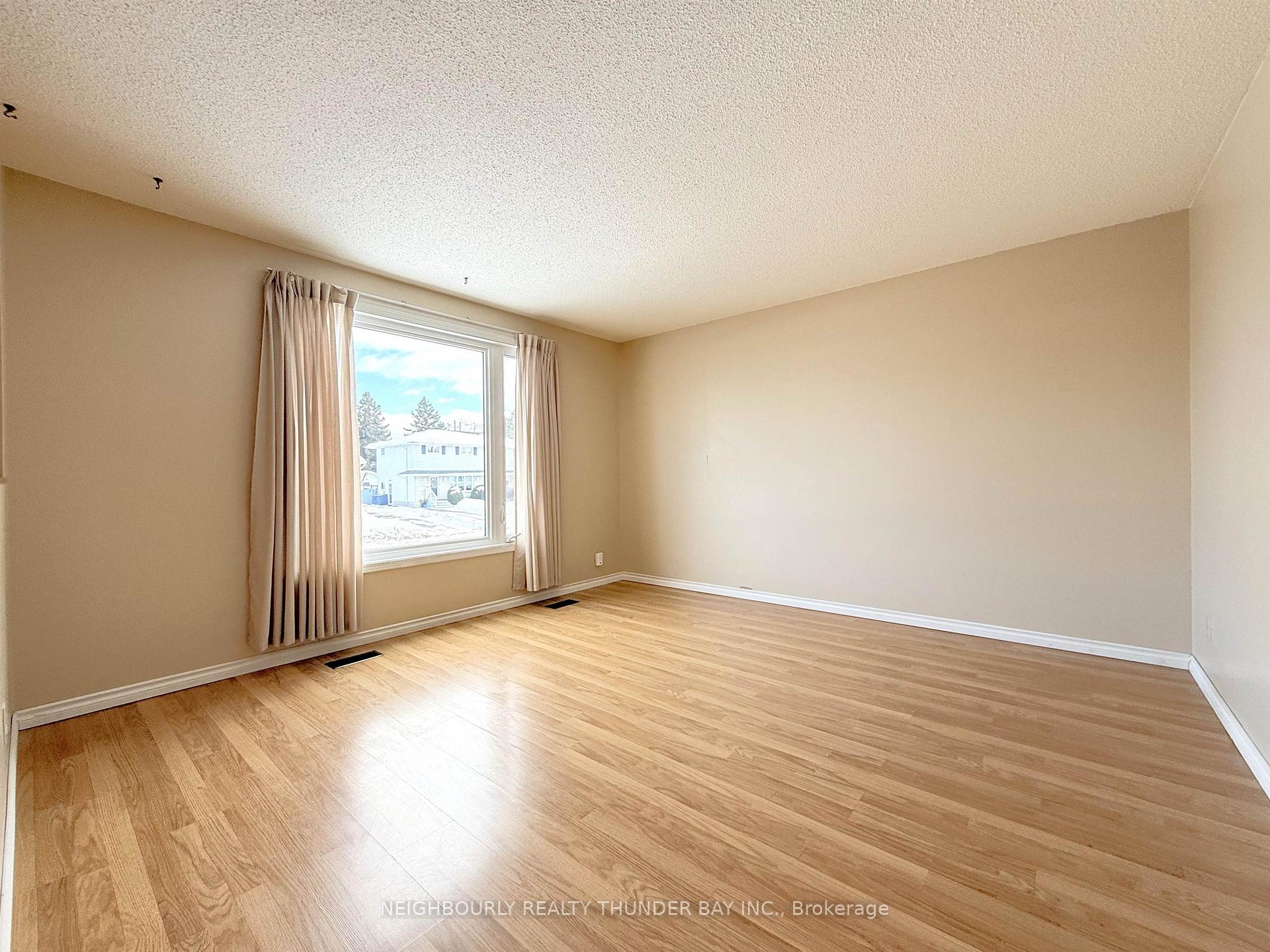 Photo 4 of 431 Simon Fraser Drive, Thunder Bay, Northwood Park — HOMEH