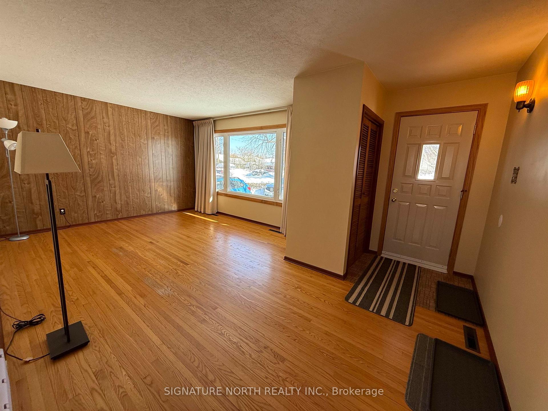 Photo 3 of 467 Sycamore Place, Thunder Bay, Northwood Park — HOMEH