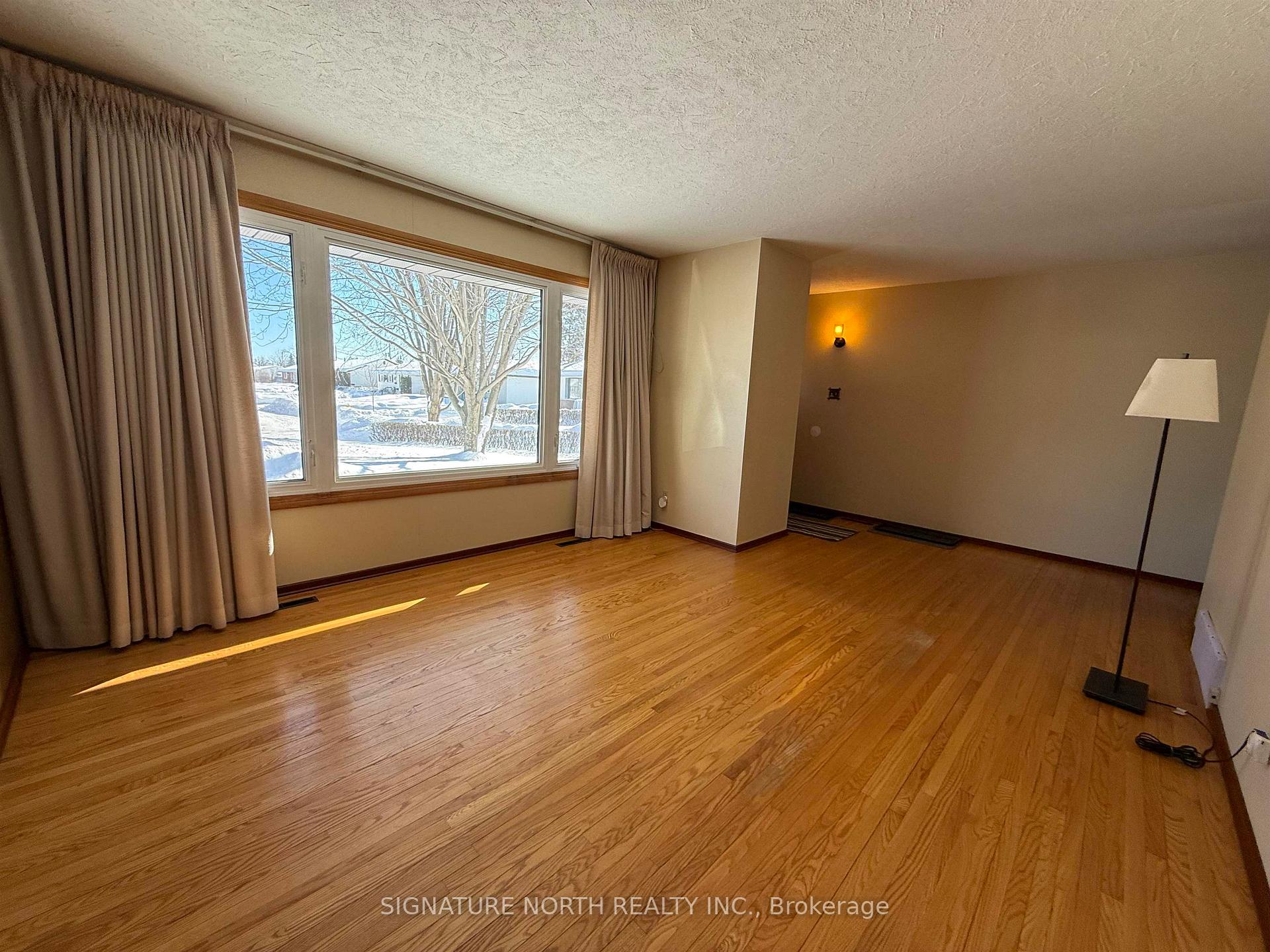 Photo 4 of 467 Sycamore Place, Thunder Bay, Northwood Park — HOMEH