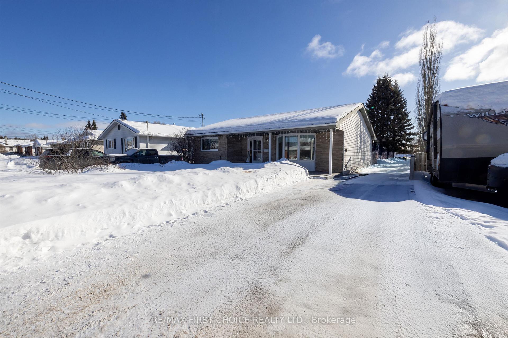 Photo 2 of 239 Dublin Avenue, Thunder Bay, John Street North — HOMEH