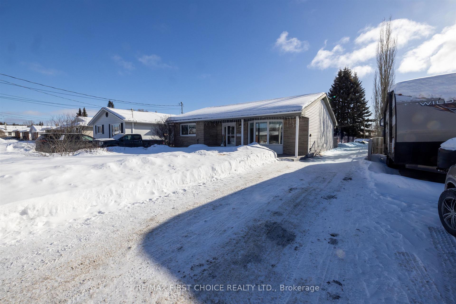 Photo 3 of 239 Dublin Avenue, Thunder Bay, John Street North — HOMEH