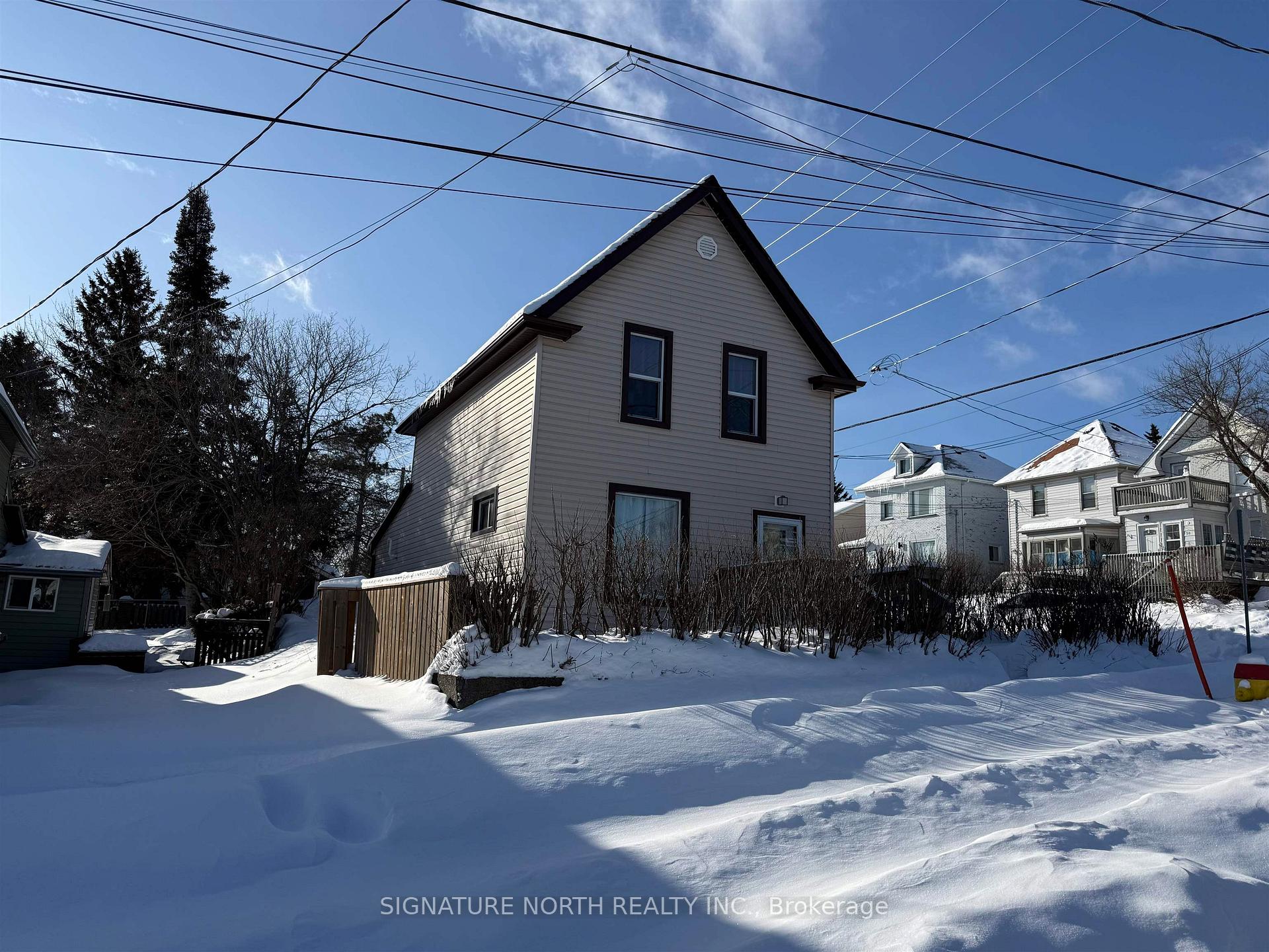Photo 2 of 335 Dawson Street, Thunder Bay, College Heights — HOMEH