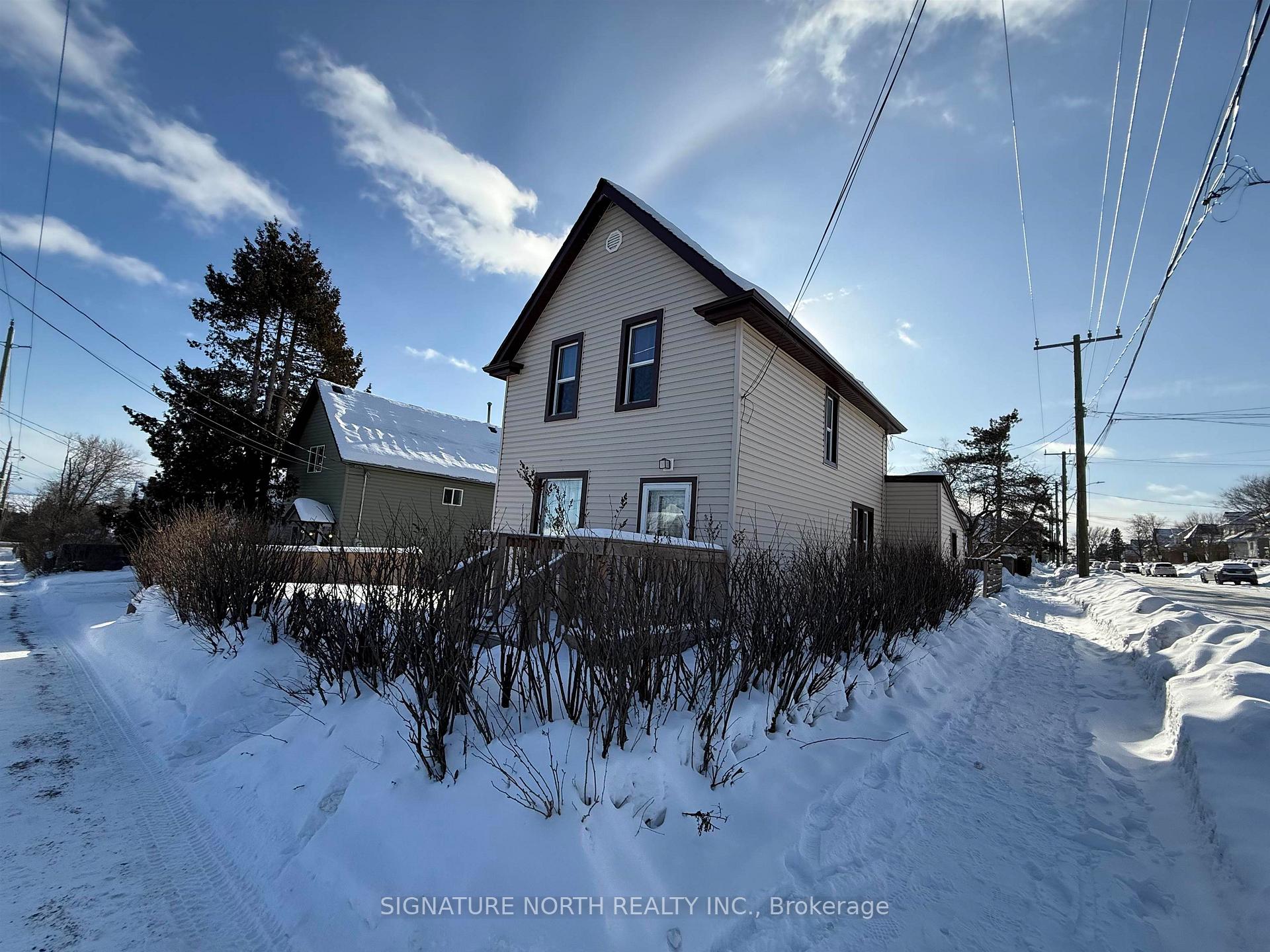 Photo 3 of 335 Dawson Street, Thunder Bay, College Heights — HOMEH
