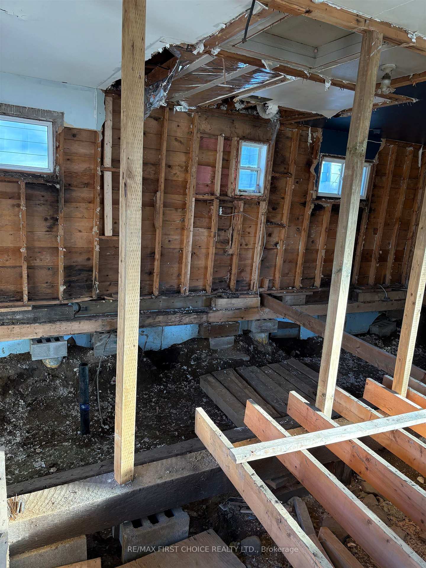 Photo 2 of 141 Pine Street, Thunder Bay, College Heights — HOMEH