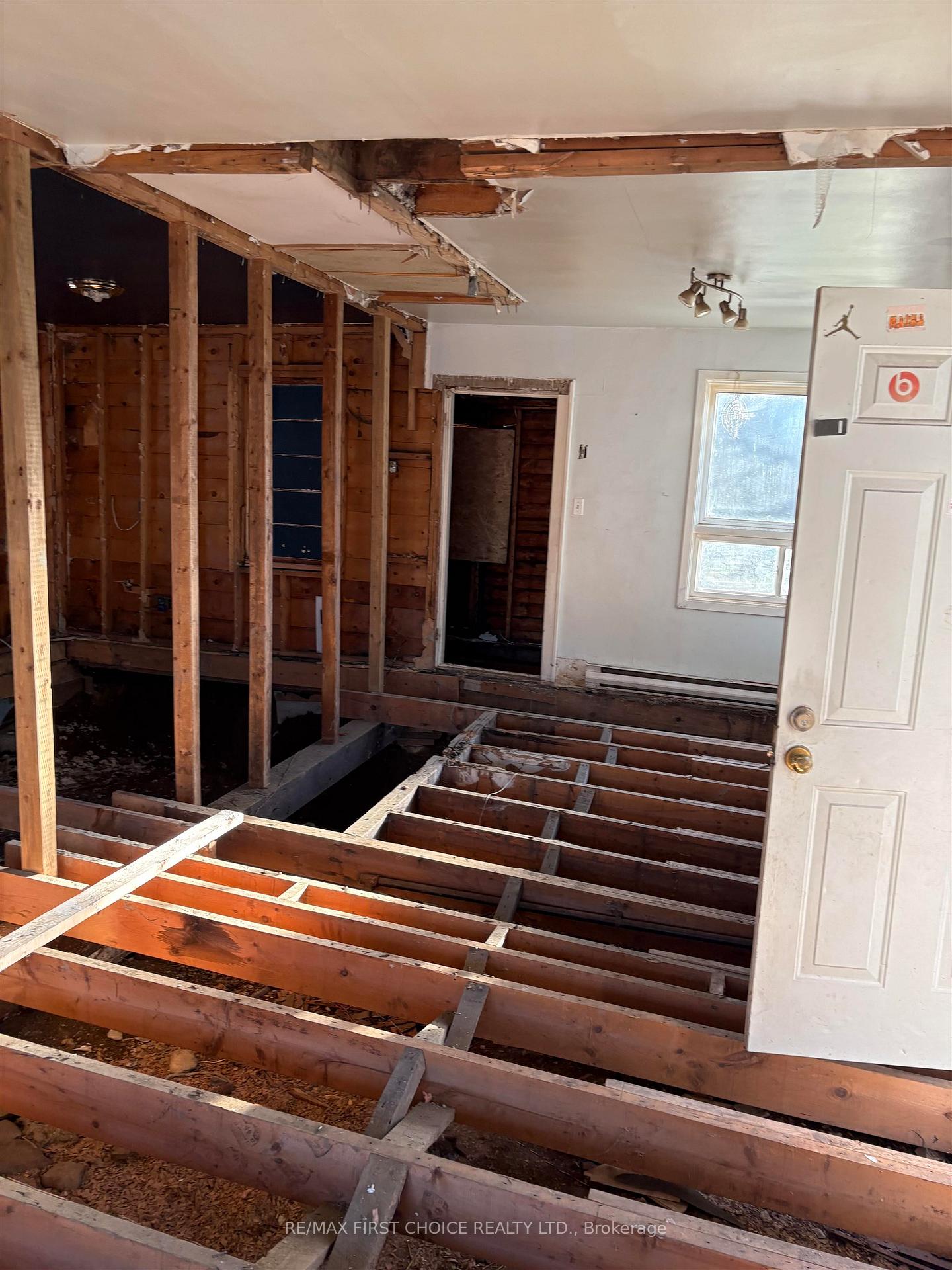 Photo 3 of 141 Pine Street, Thunder Bay, College Heights — HOMEH