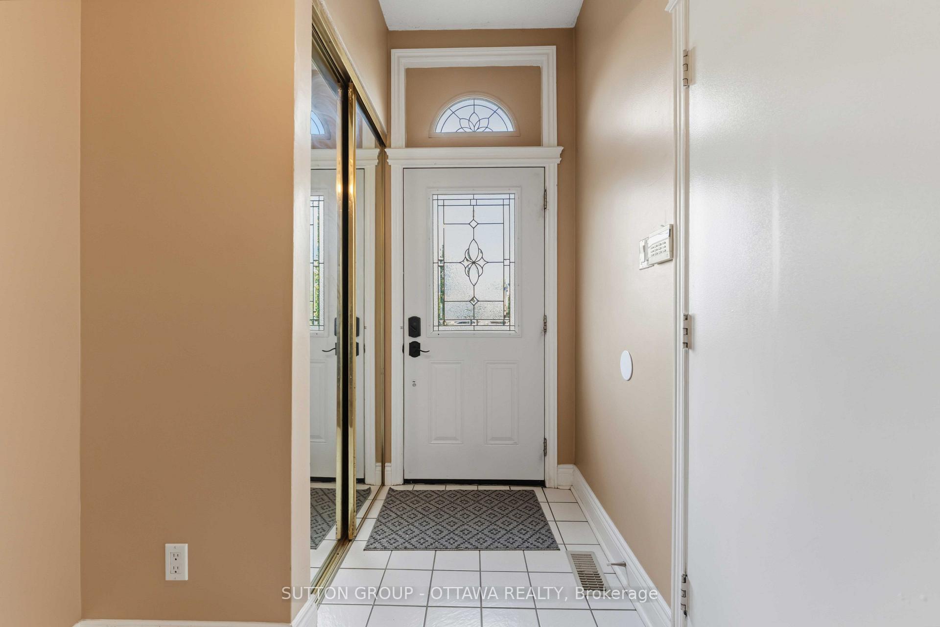 Photo 2 of 16 Crimson Gate, Ottawa, Hunt Club Park/Greenboro — HOMEH