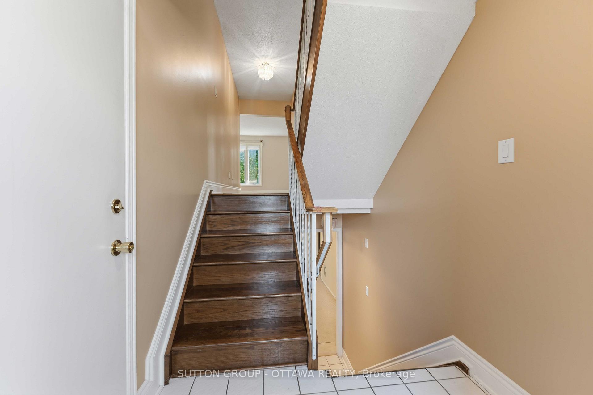 Photo 3 of 16 Crimson Gate, Ottawa, Hunt Club Park/Greenboro — HOMEH