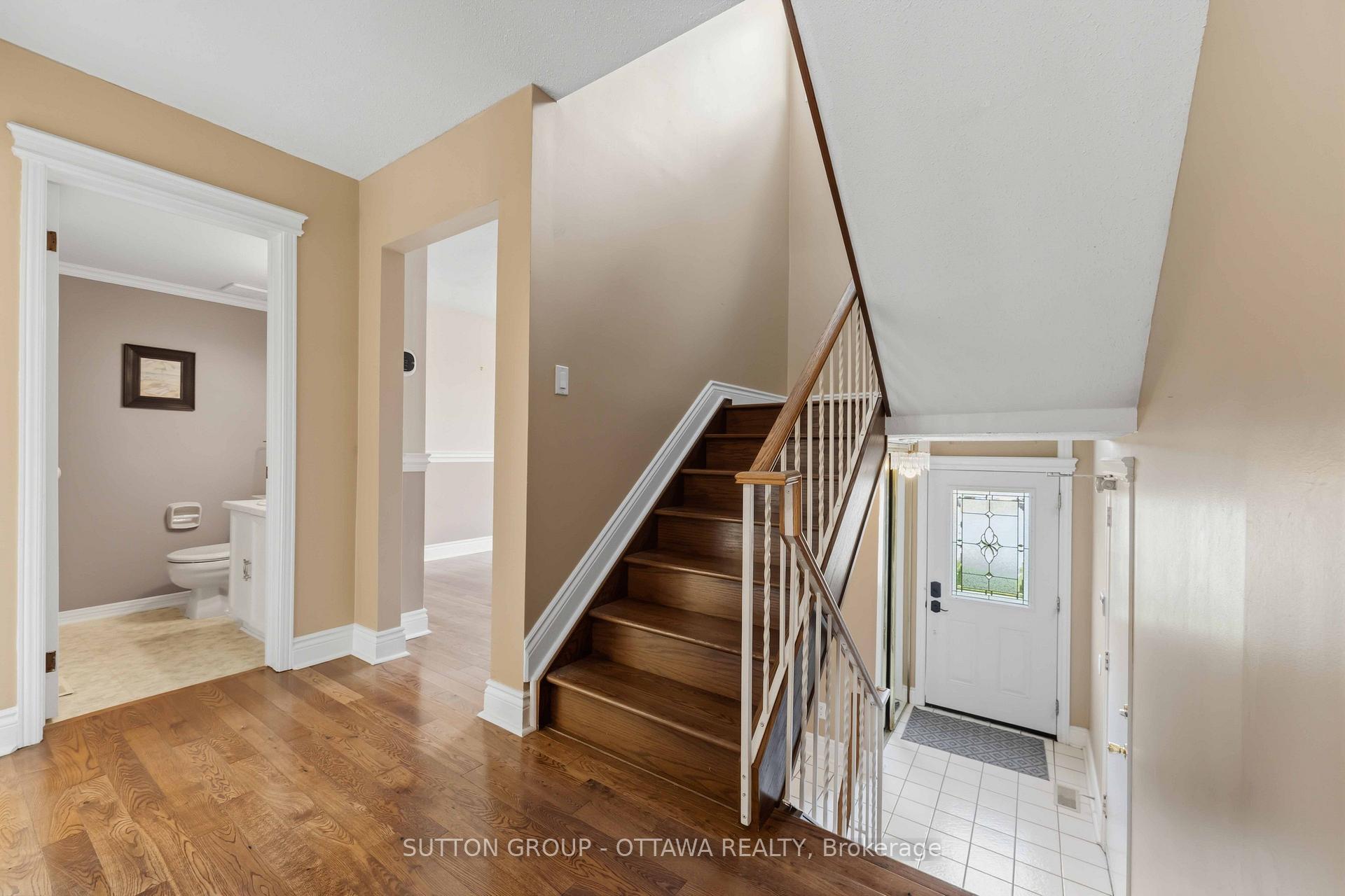 Photo 4 of 16 Crimson Gate, Ottawa, Hunt Club Park/Greenboro — HOMEH