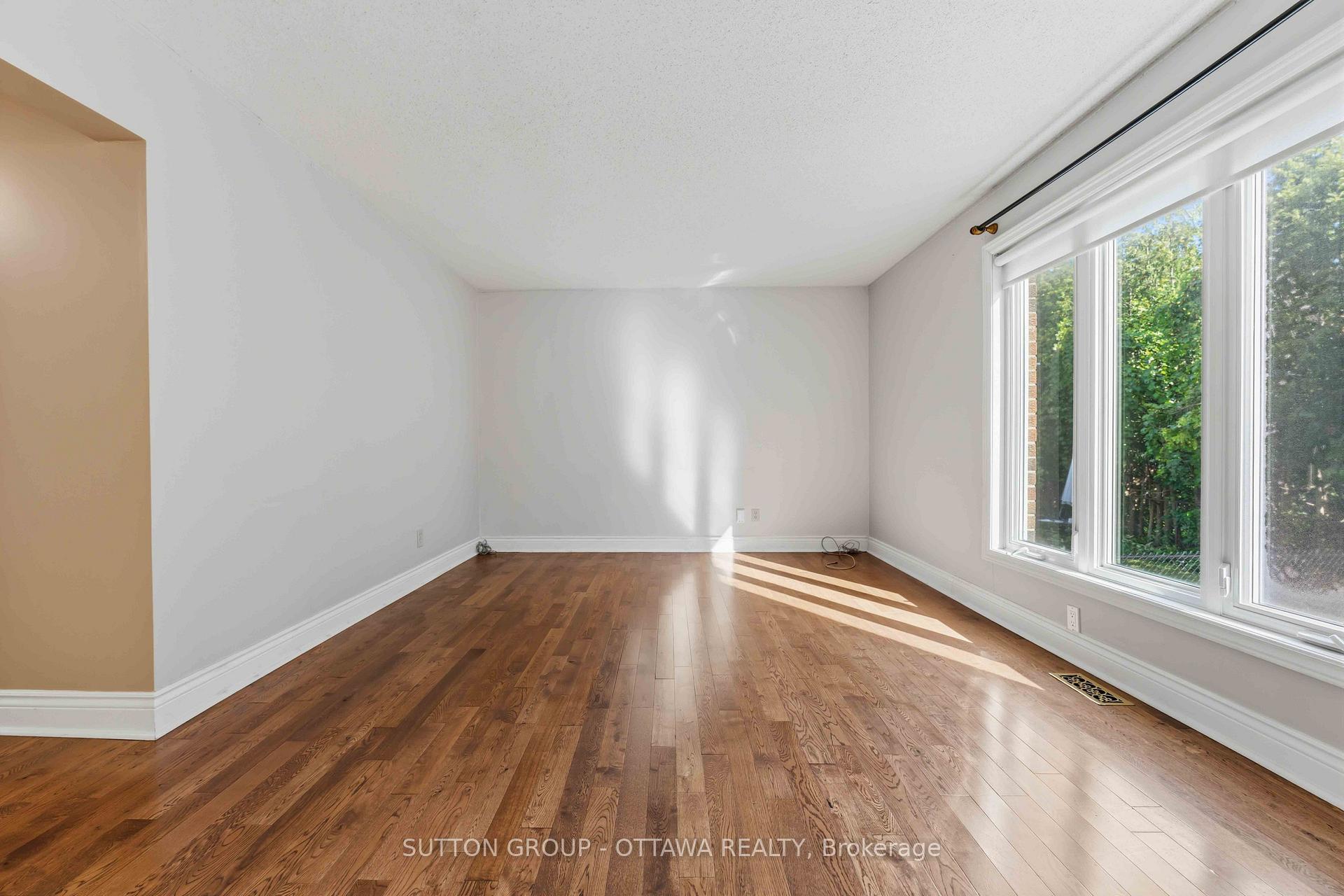 Photo 6 of 16 Crimson Gate, Ottawa, Hunt Club Park/Greenboro — HOMEH