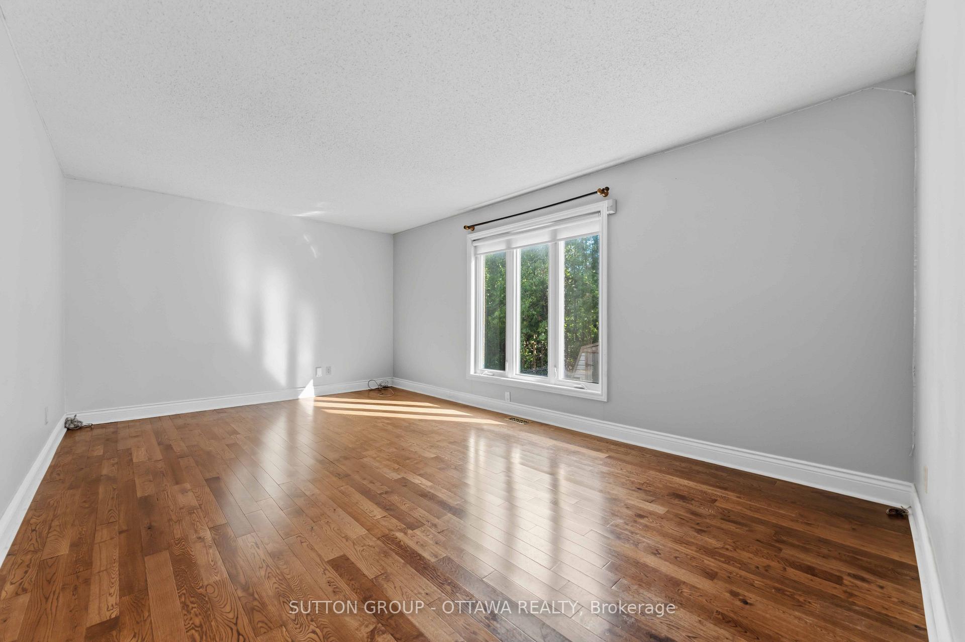 Photo 7 of 16 Crimson Gate, Ottawa, Hunt Club Park/Greenboro — HOMEH