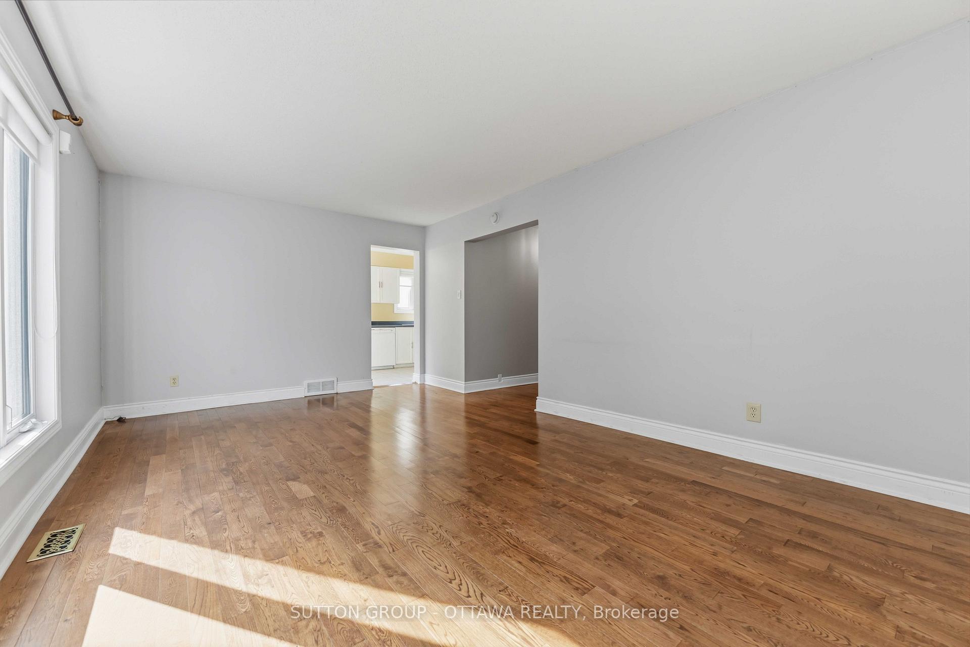 Photo 8 of 16 Crimson Gate, Ottawa, Hunt Club Park/Greenboro — HOMEH