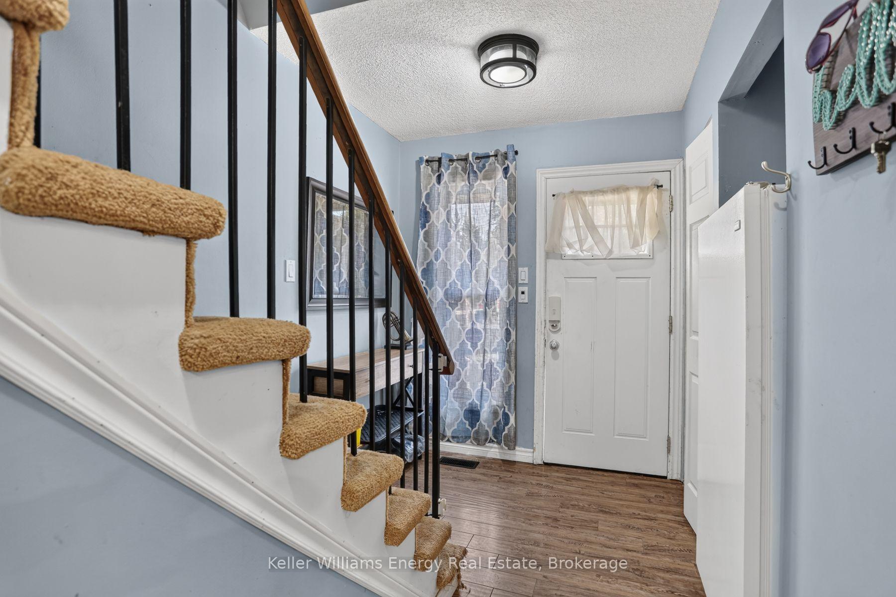 Photo 4 of 567 Cobblehill Drive, Oshawa, Pinecrest — HOMEH