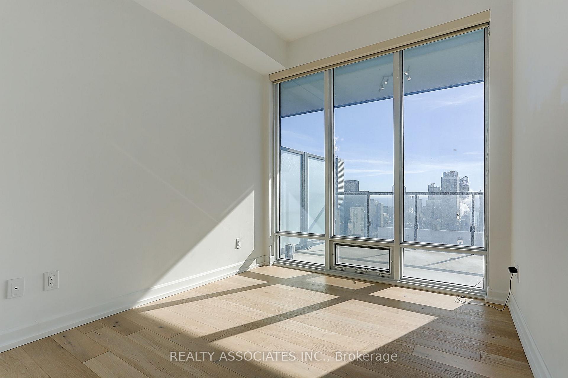 Photo 7 of Unit 4310, 488 University Avenue, Toronto, University — HOMEH