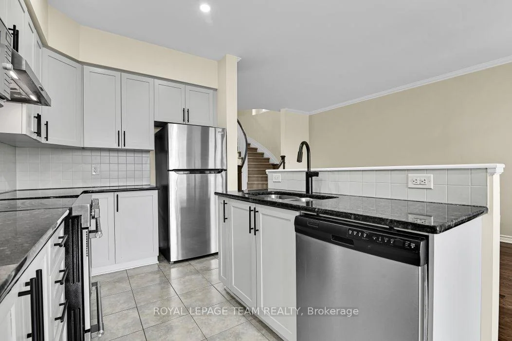 Photo 18 of 34 Torbec Avenue E, Ottawa, Kanata - Kanata Lakes/Heritage Hills — HOMEH