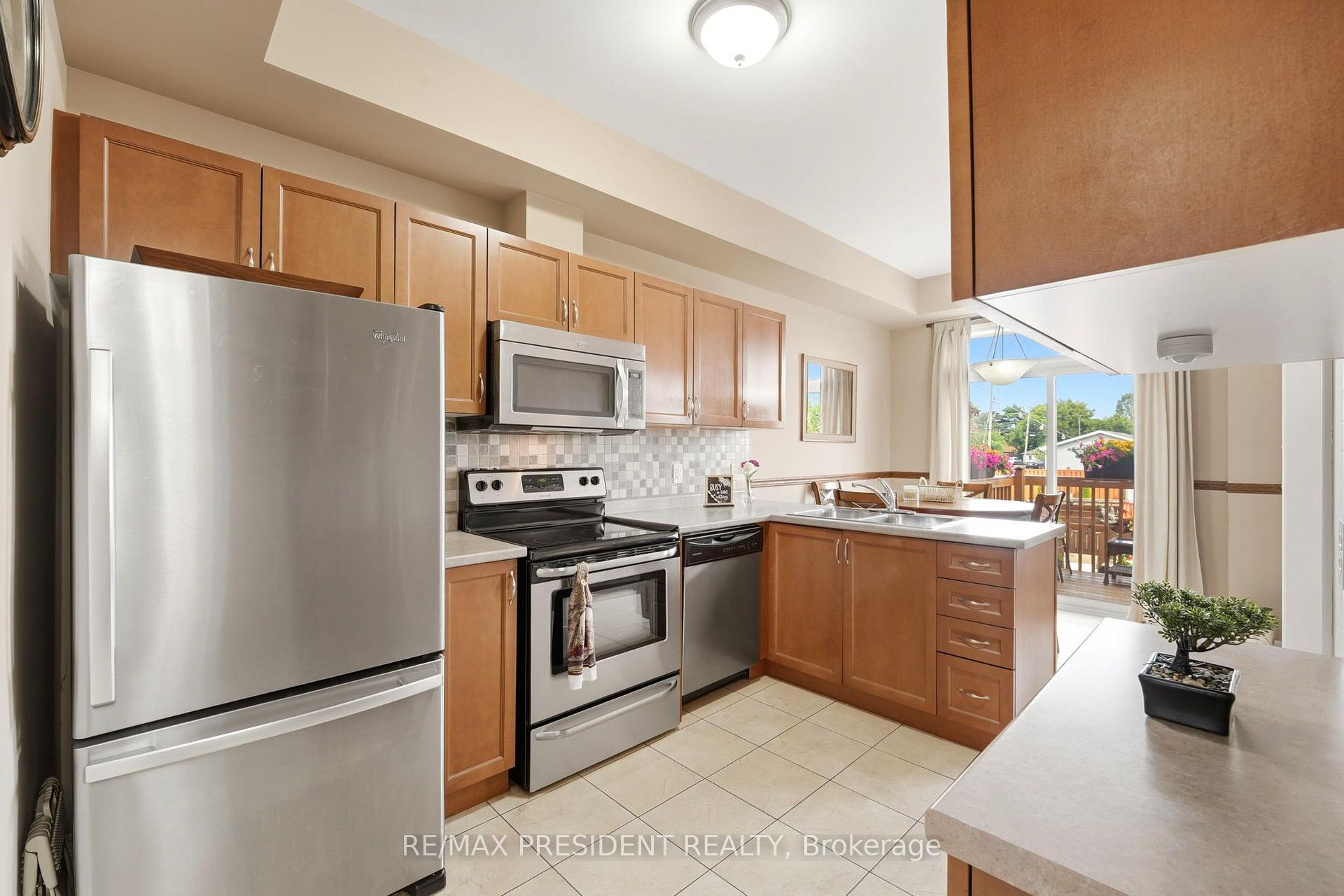 Photo 12 of Unit 23, 45 Seabreeze Crescent, Hamilton, Lakeshore — HOMEH