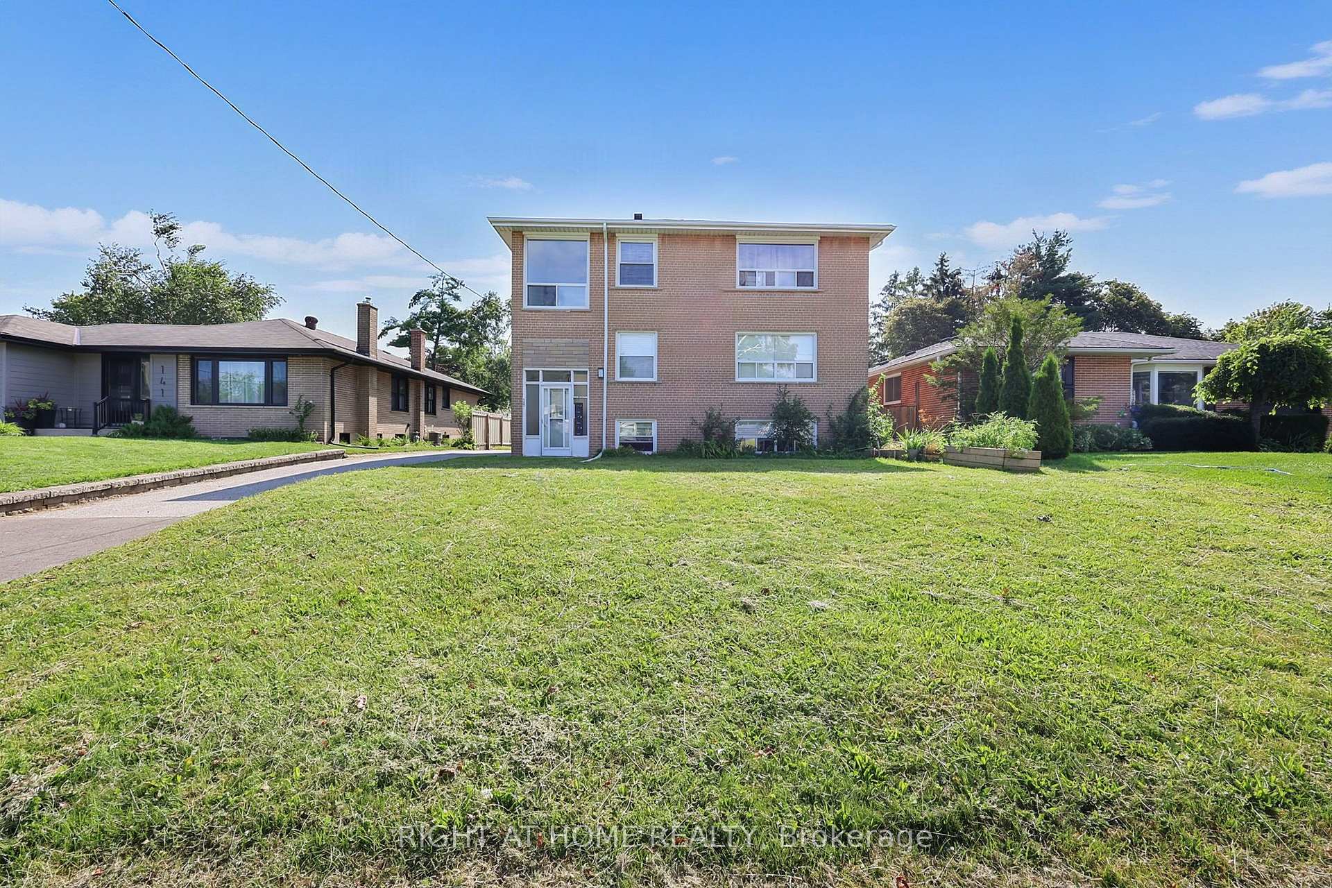 Photo 2 of 137 Vancouver Street, Barrie, Codrington — HOMEH